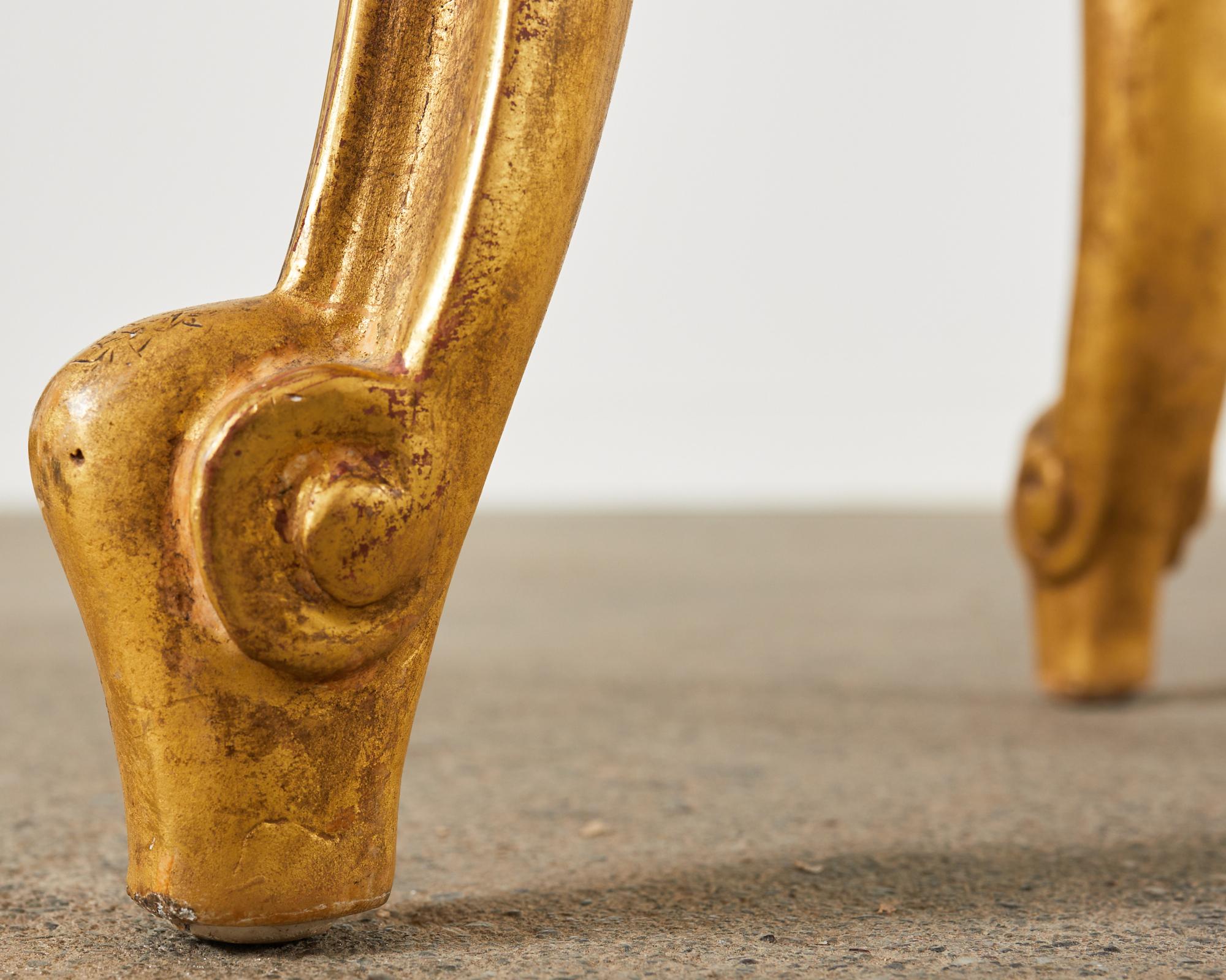 Rose Tarlow geschnitzter Fußhocker aus vergoldetem Holz im französischen Provinzstil im Angebot 6