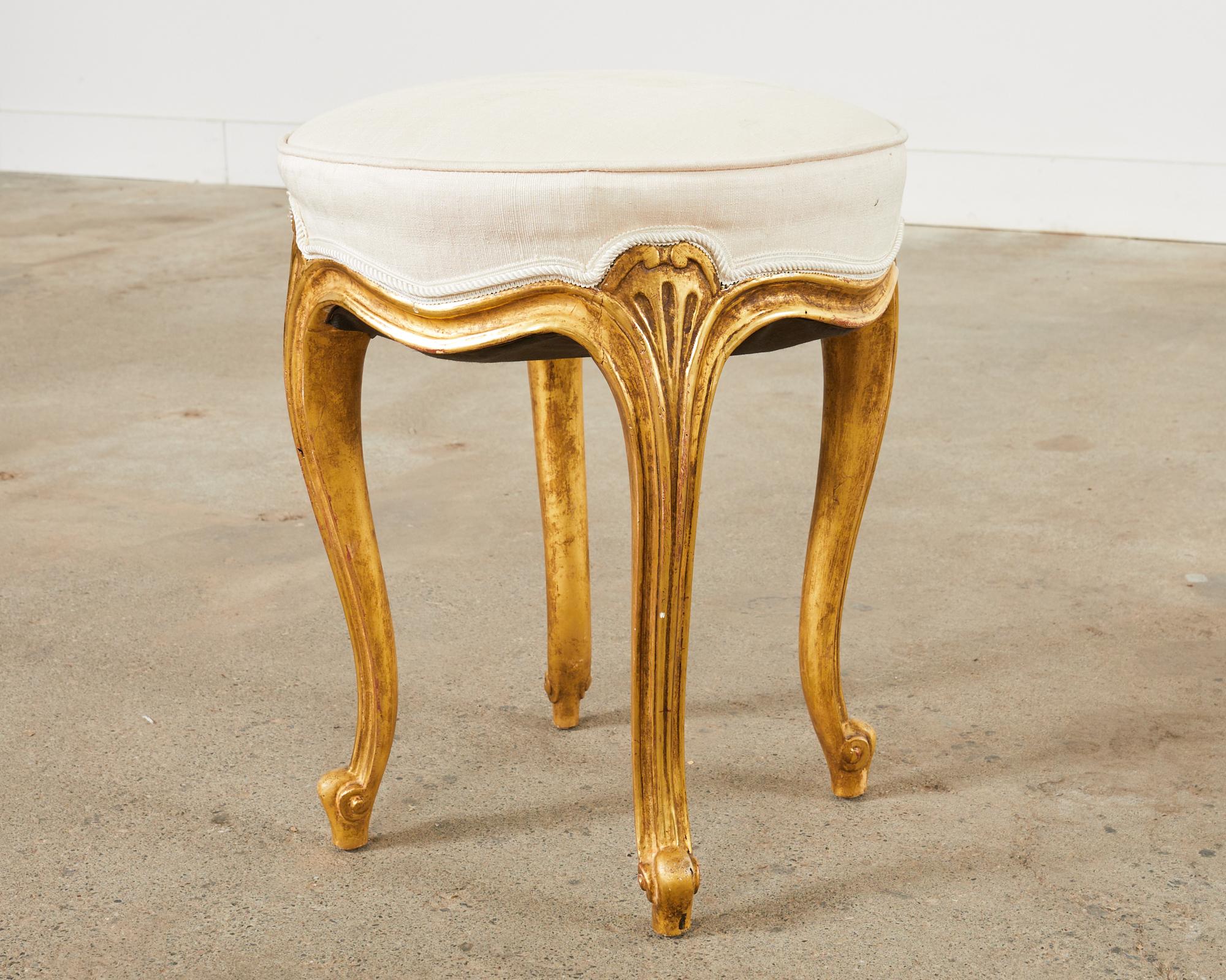 Rose Tarlow Tabouret en bois doré sculpté de style provincial français en vente 7