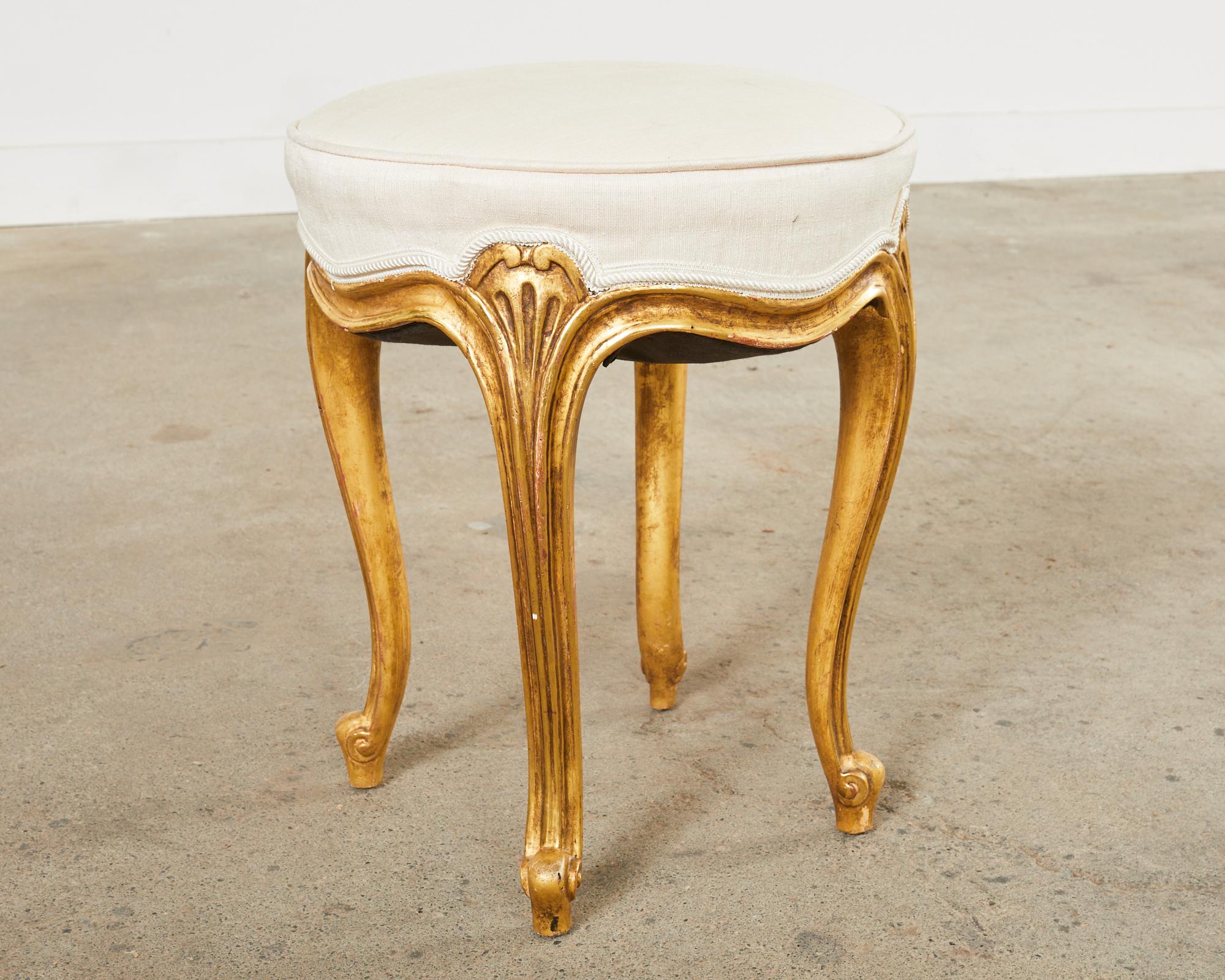 Rose Tarlow Tabouret en bois doré sculpté de style provincial français en vente 8