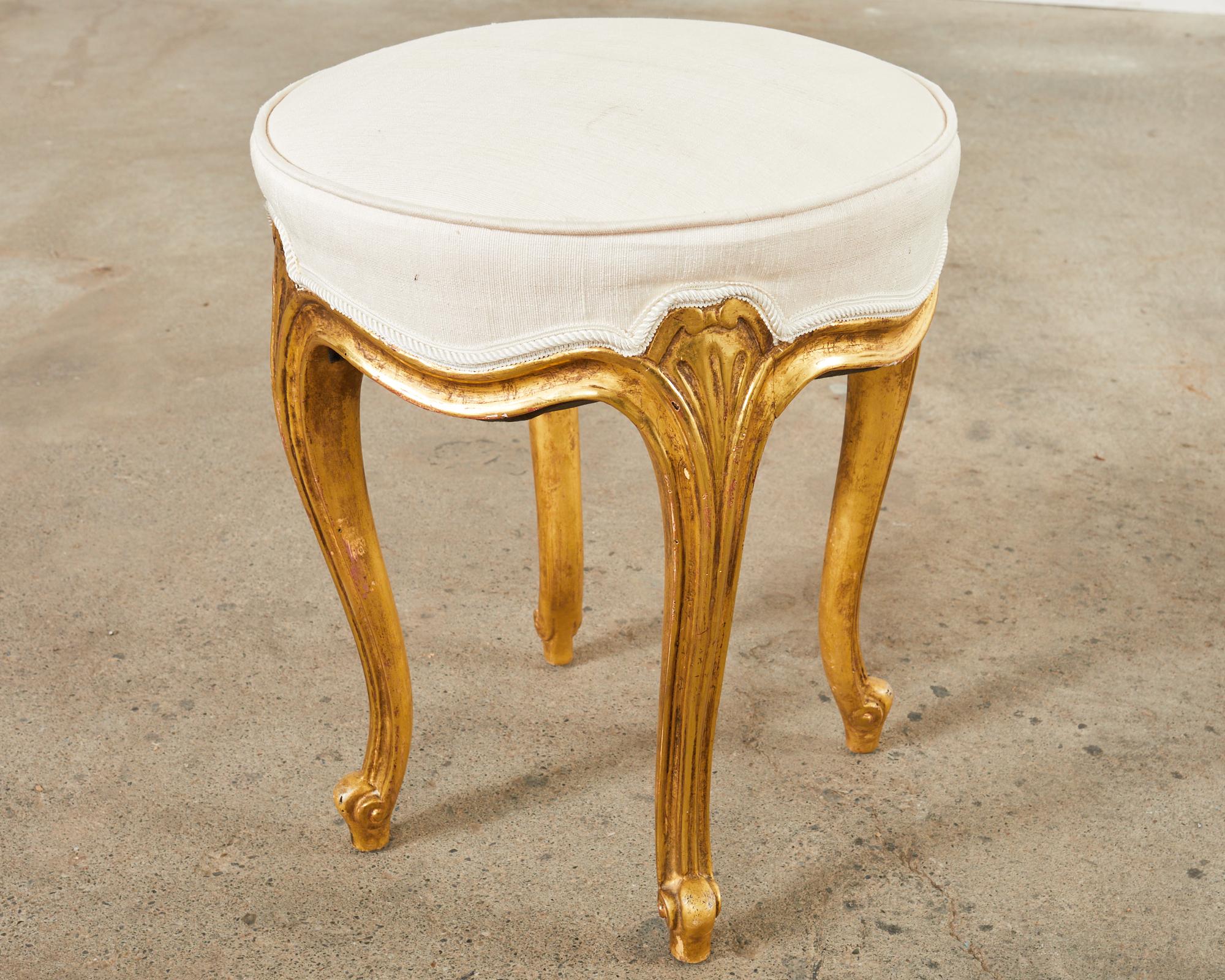 Rose Tarlow Tabouret en bois doré sculpté de style provincial français en vente 10