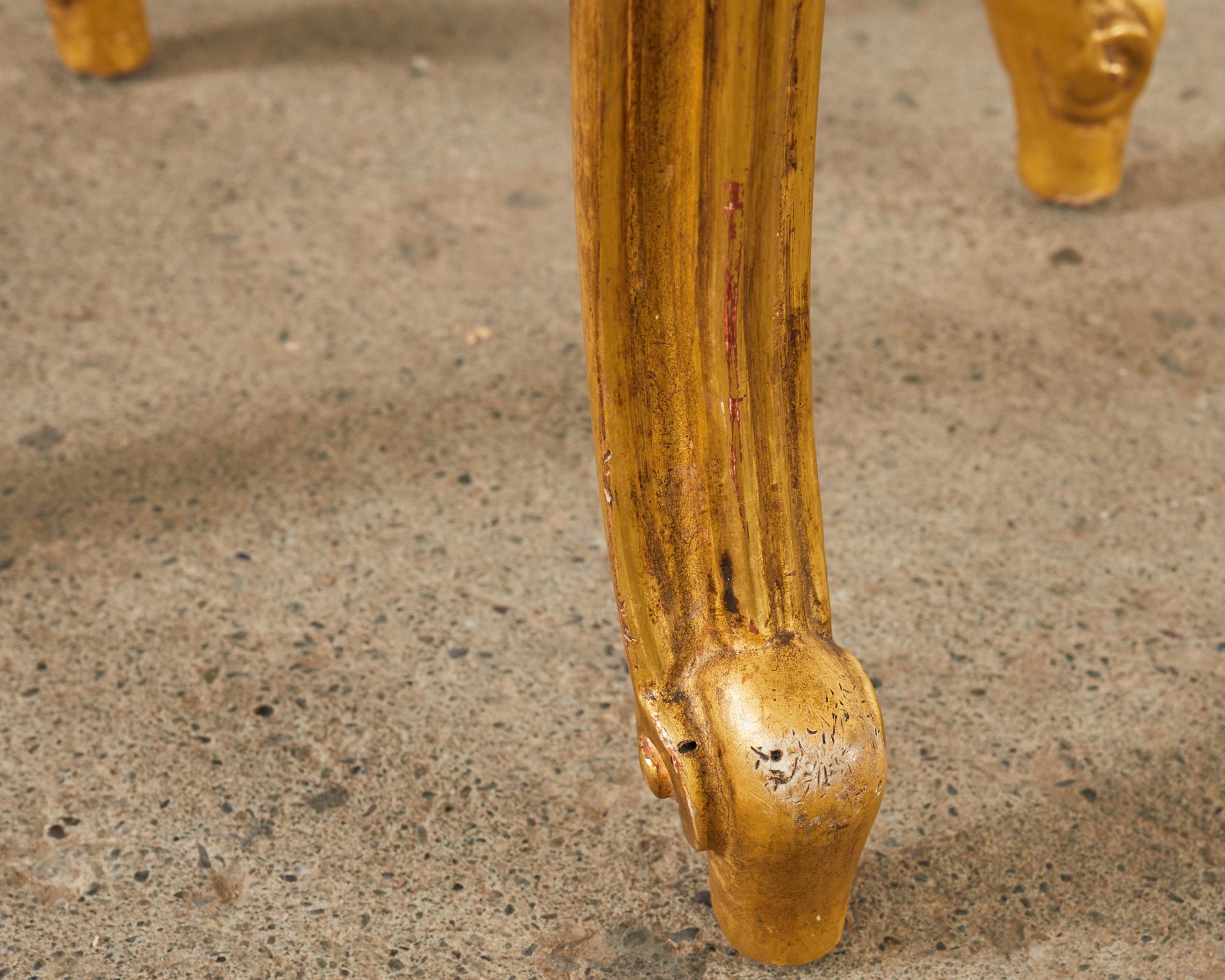 Rose Tarlow Tabouret en bois doré sculpté de style provincial français en vente 11
