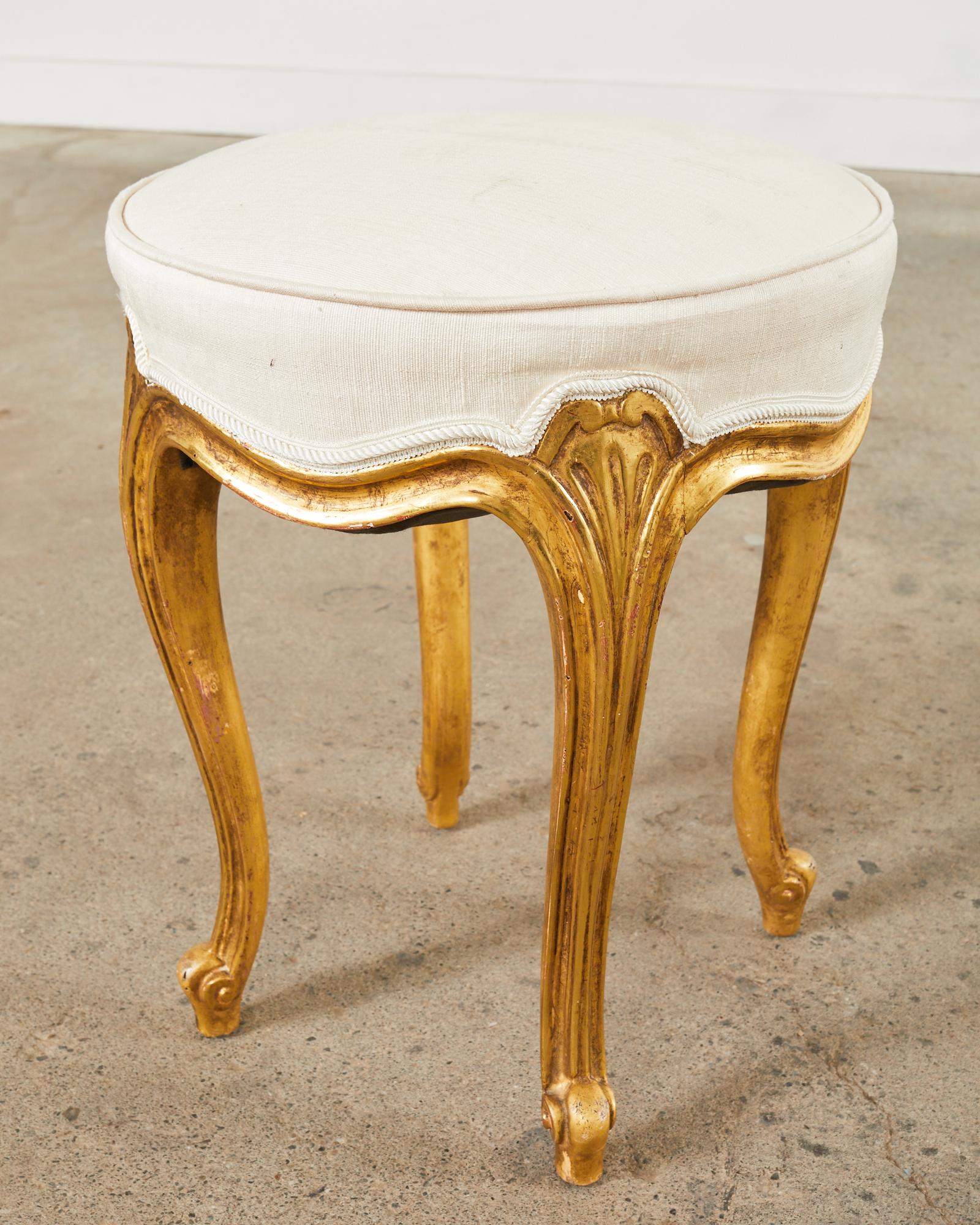 Tissu Rose Tarlow Tabouret en bois doré sculpté de style provincial français en vente