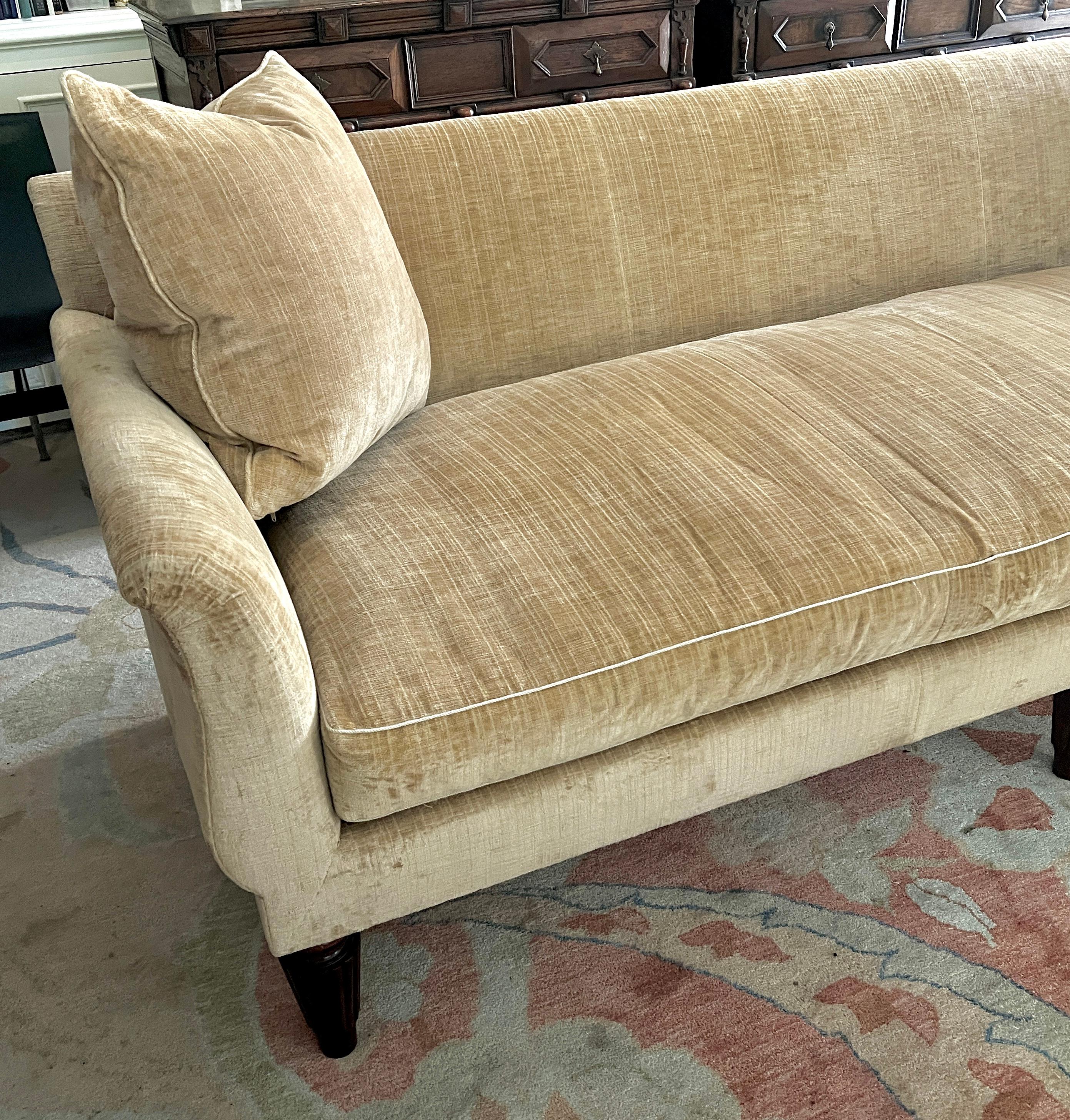 Rose Tarlow Melrose House 8 Foot Othello Sofa in Velvet im Zustand „Gut“ im Angebot in Los Angeles, CA