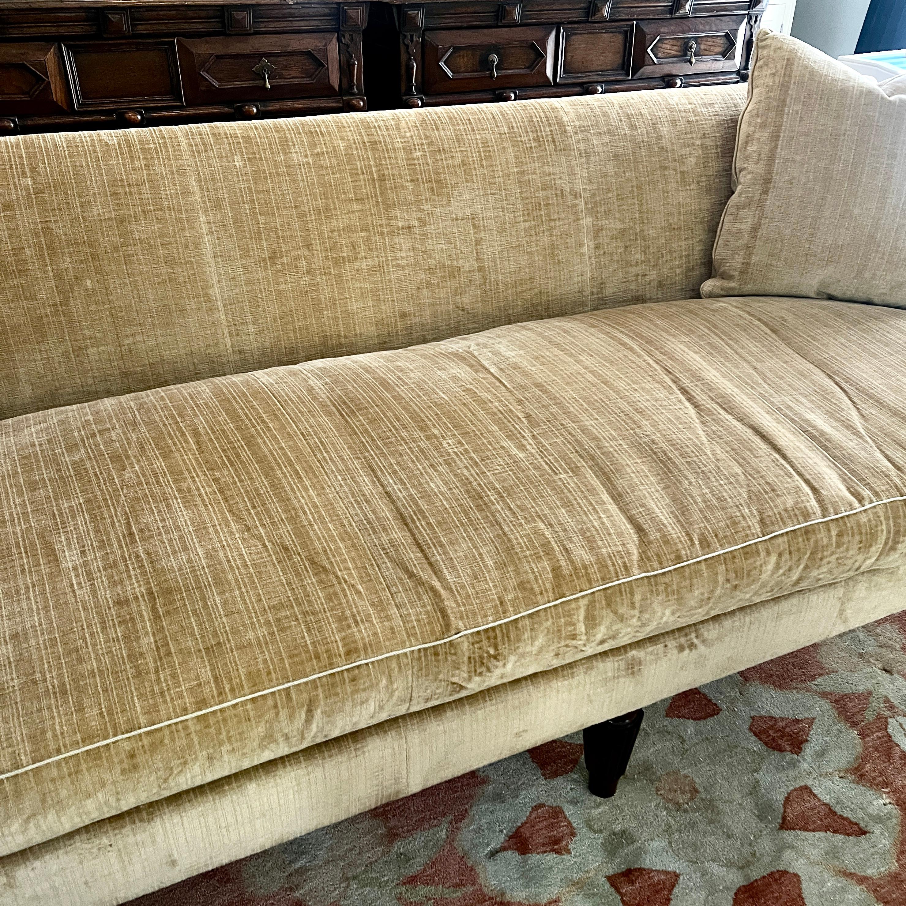 Rose Tarlow Melrose House 8 Foot Othello Sofa in Velvet (21. Jahrhundert und zeitgenössisch) im Angebot