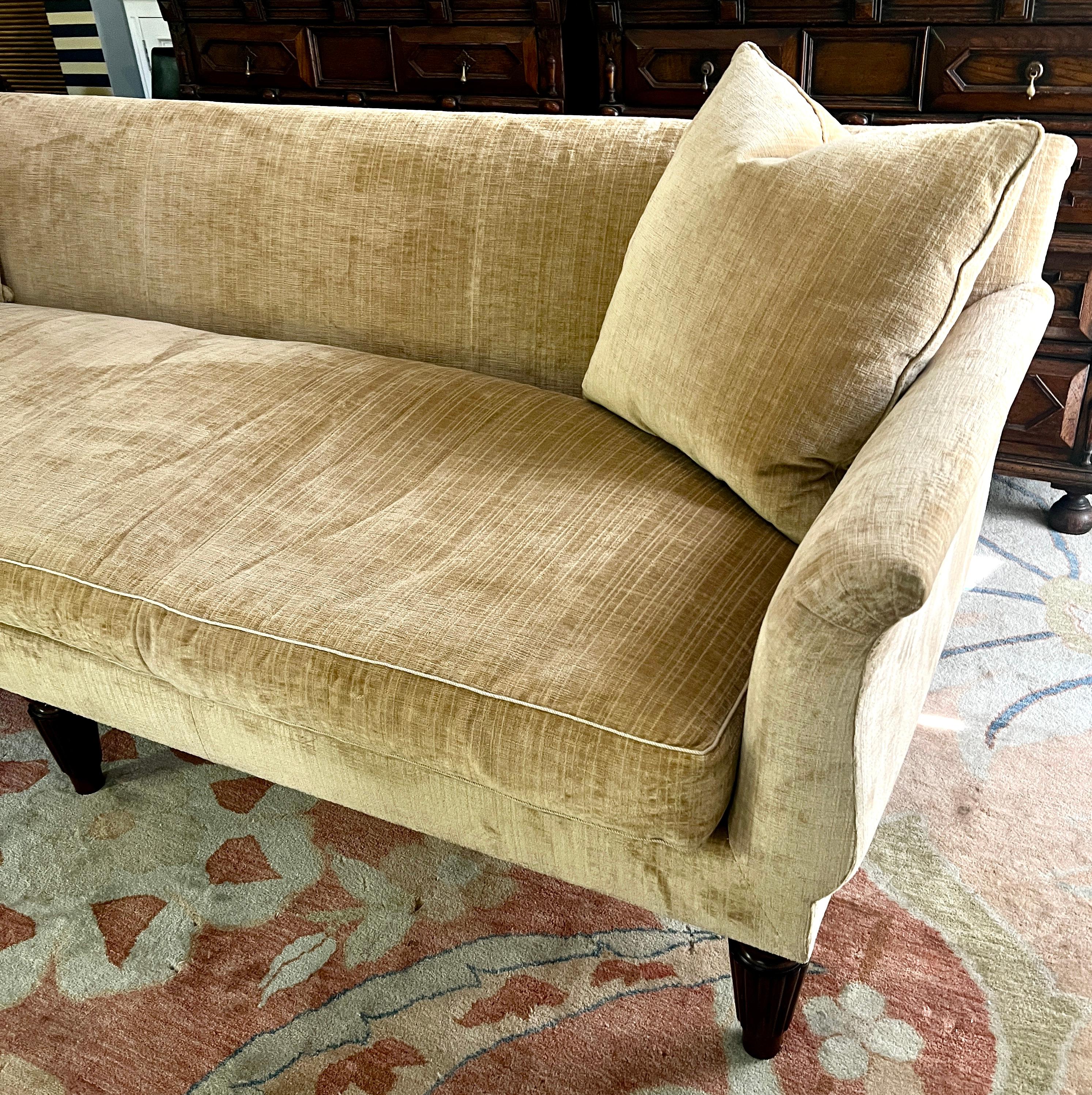 Rose Tarlow Melrose House 8 Foot Othello Sofa in Velvet (Polster) im Angebot