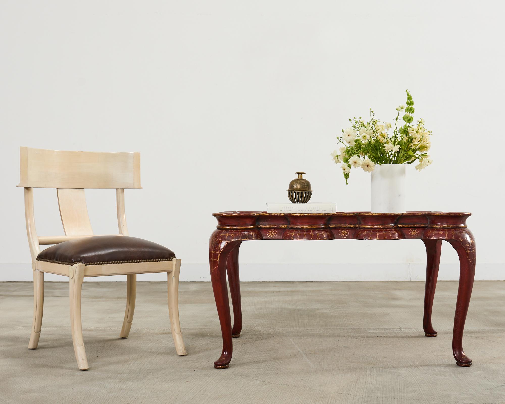 Splendido tavolino da caffè in stile georgiano progettato da Rose Tarlow Melrose House, Beverly Hills, CA. Il tavolo è caratterizzato da un design smerlato con decorazioni in lacca tete chinoiserie. Il legno laccato presenta una patina