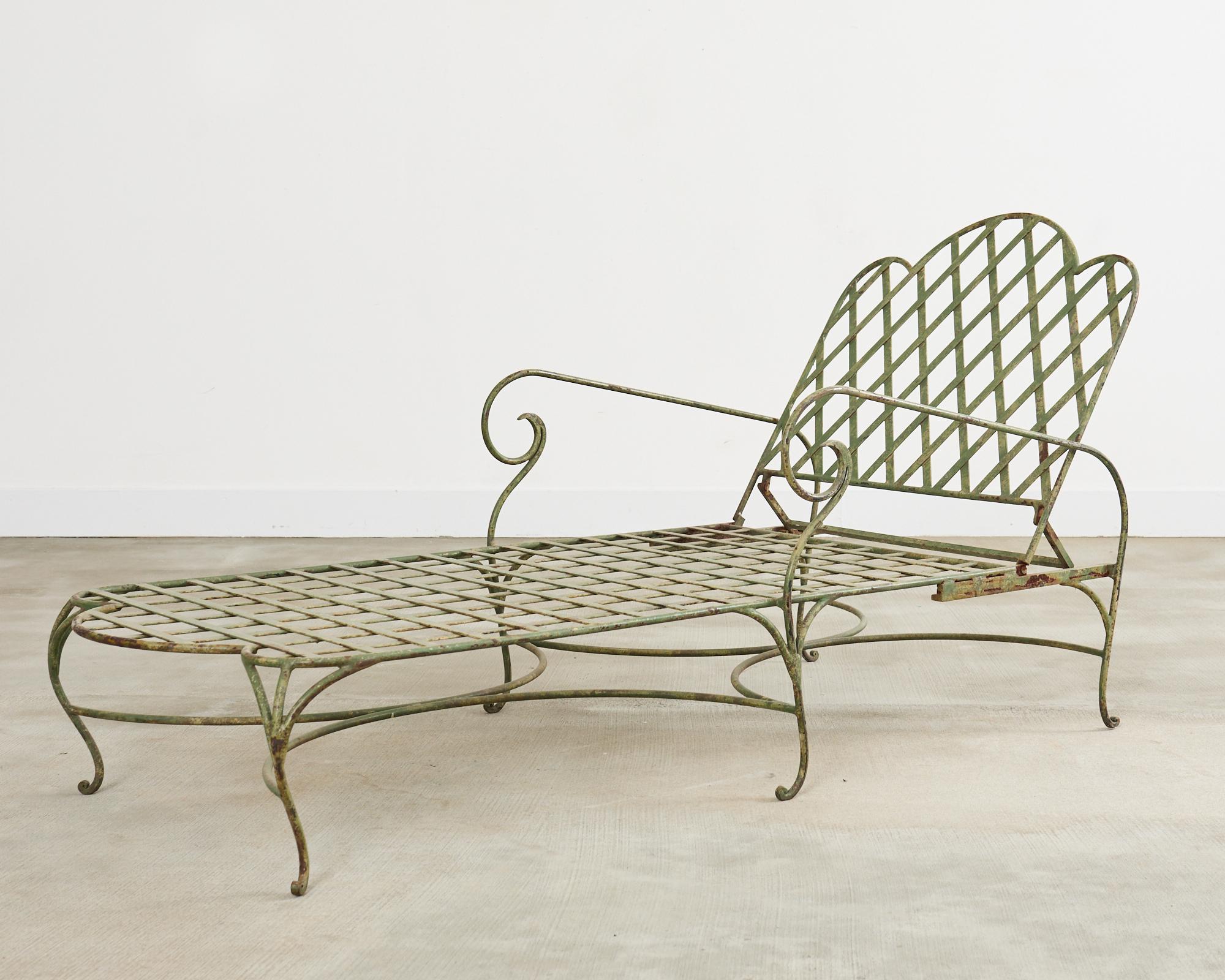 Charmante schmiedeeiserne Chaiselongue oder Lounge für Terrasse und Garten, hergestellt im Stil und in der Art von Rose Tarlow, Melrose House. Die Lounge hat einen dicken Eisenrahmen mit einem Gittereinsatz im neoklassischen Stil auf Sitz und