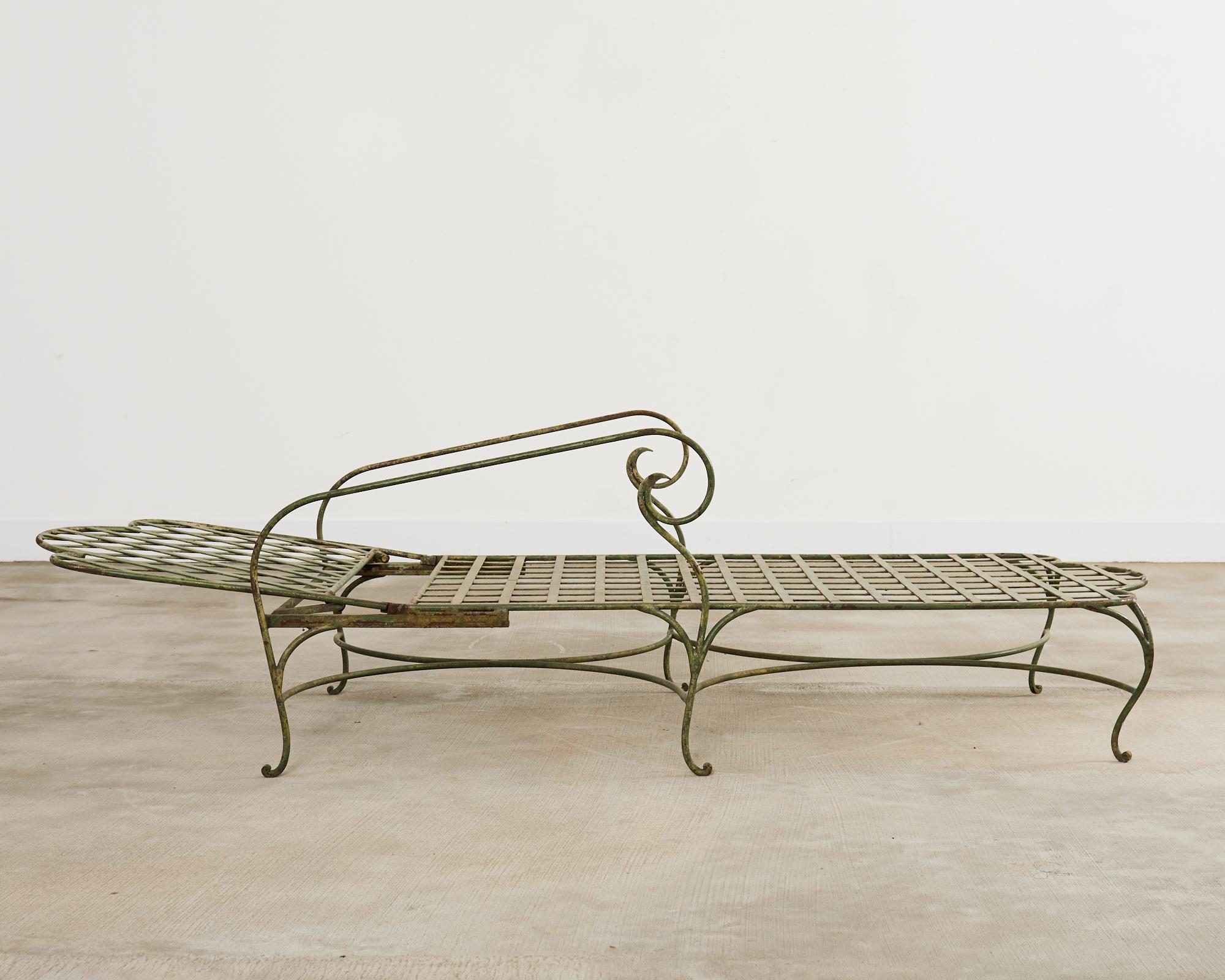 Rose Tarlow Stil Eisen Gitter Garten Chaise Longue (20. Jahrhundert)