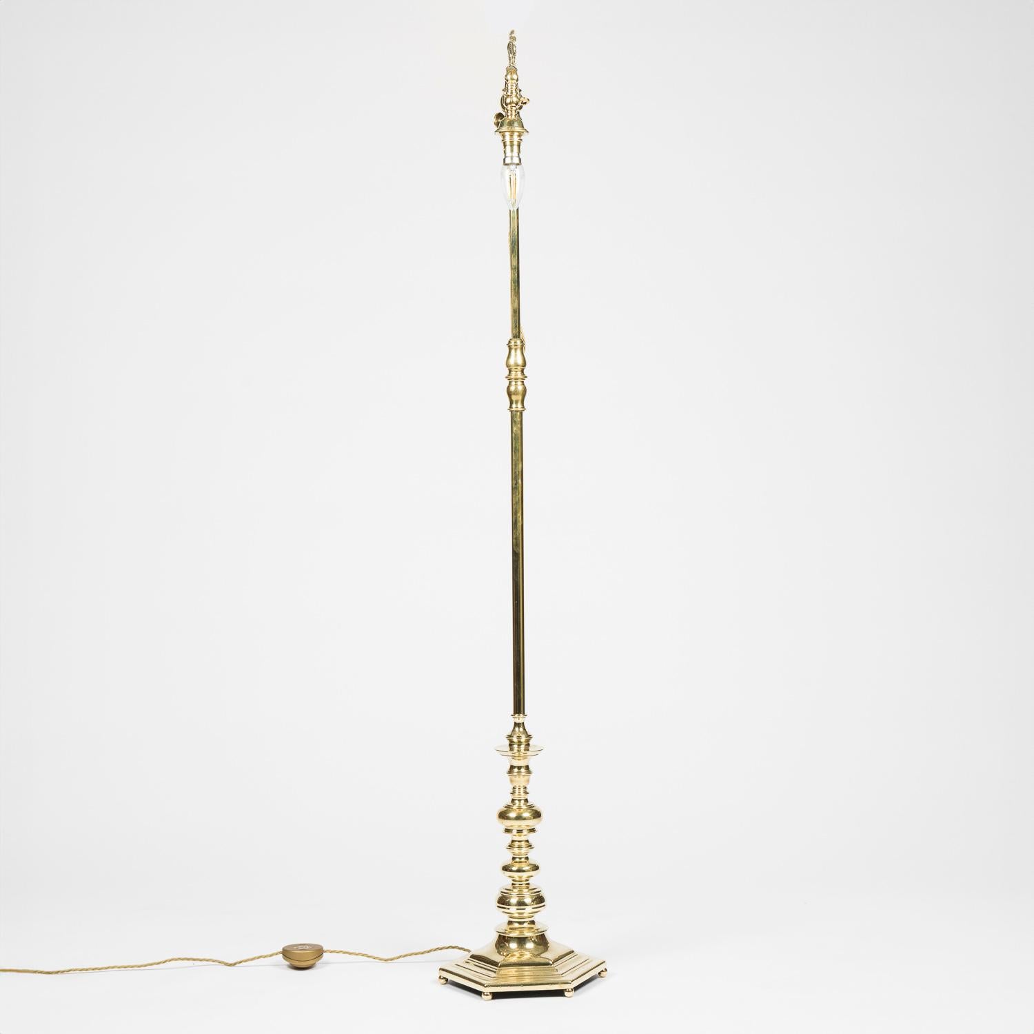 Lampada standard Rose & Thistle in ottone di epoca edoardiana in vendita 5
