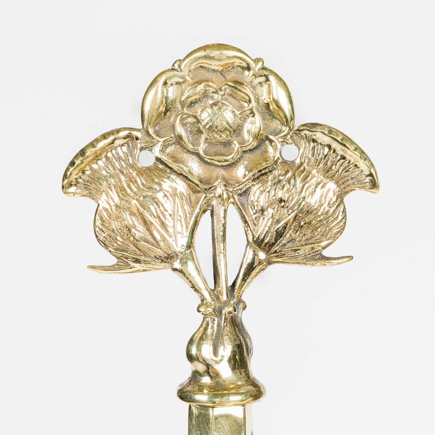 Una lampada standard edoardiana in ottone, con braccio articolato e terminale a rosa e cardo, con una base esagonale ponderata in ferro.

Ricablato e testato.