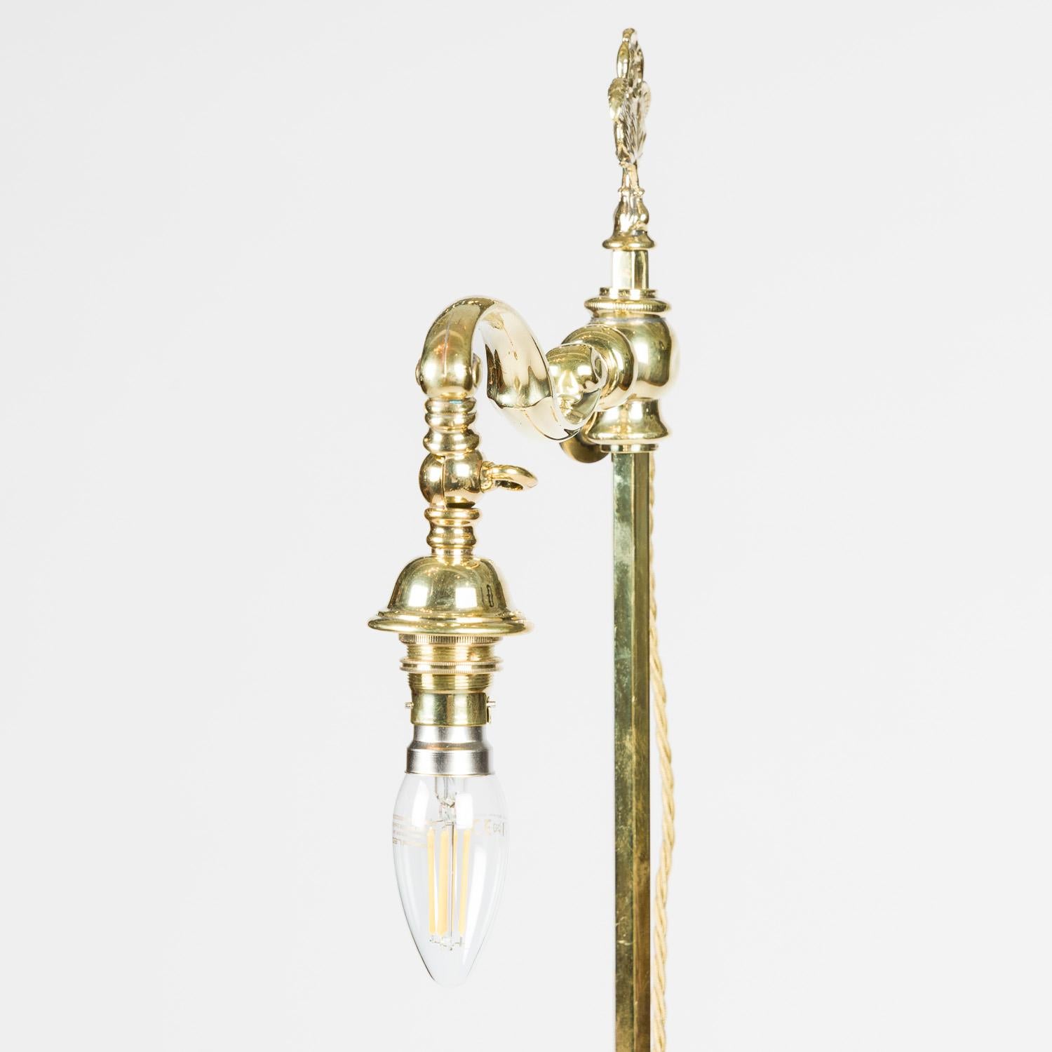 Inglese Lampada standard Rose & Thistle in ottone di epoca edoardiana in vendita