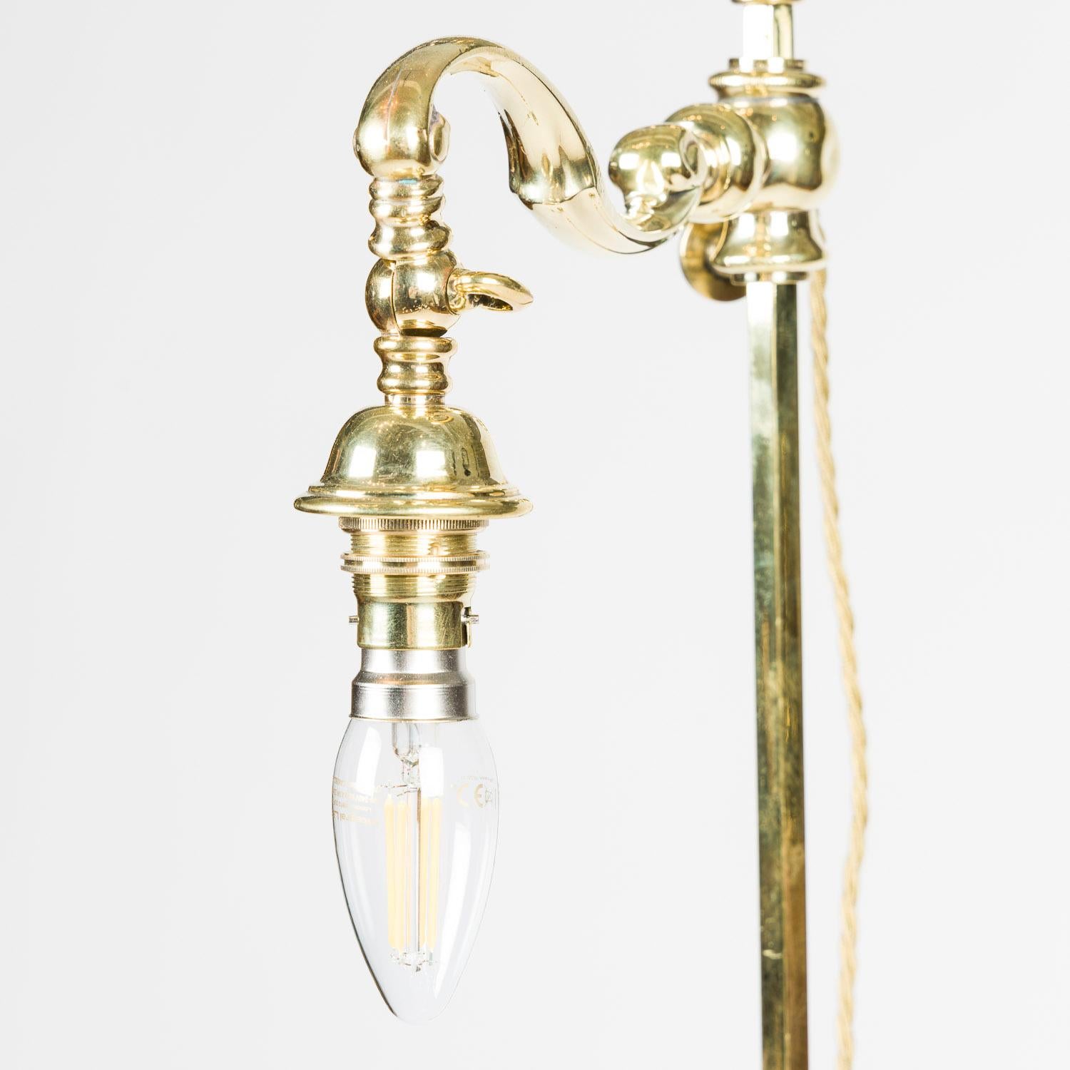 Lampada standard Rose & Thistle in ottone di epoca edoardiana In condizioni buone in vendita a London, GB