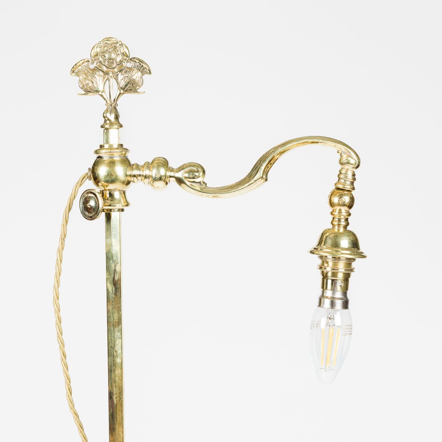 XX secolo Lampada standard Rose & Thistle in ottone di epoca edoardiana in vendita