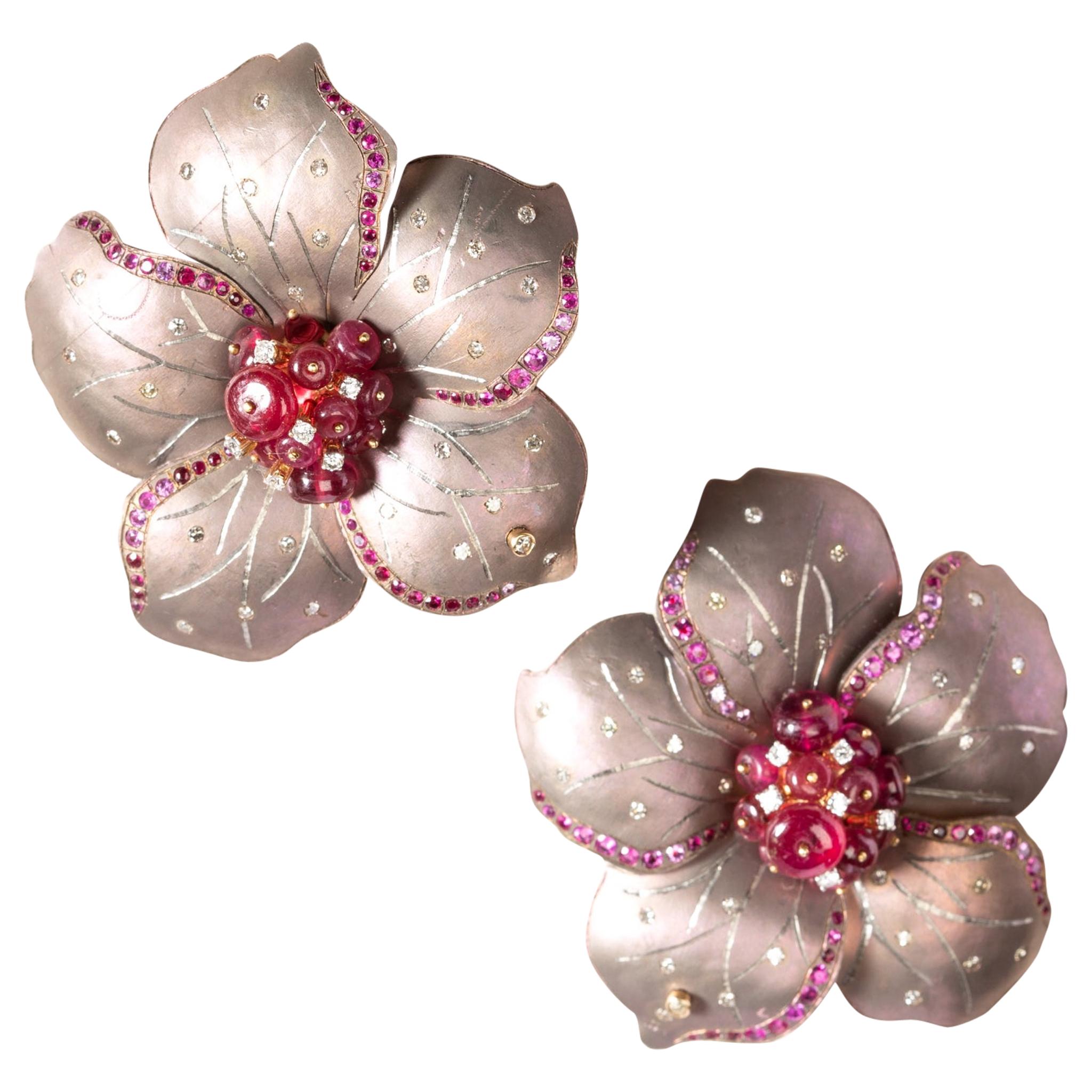 Boucles d'oreilles fleurs en titane teinté rose avec rubis et diamants