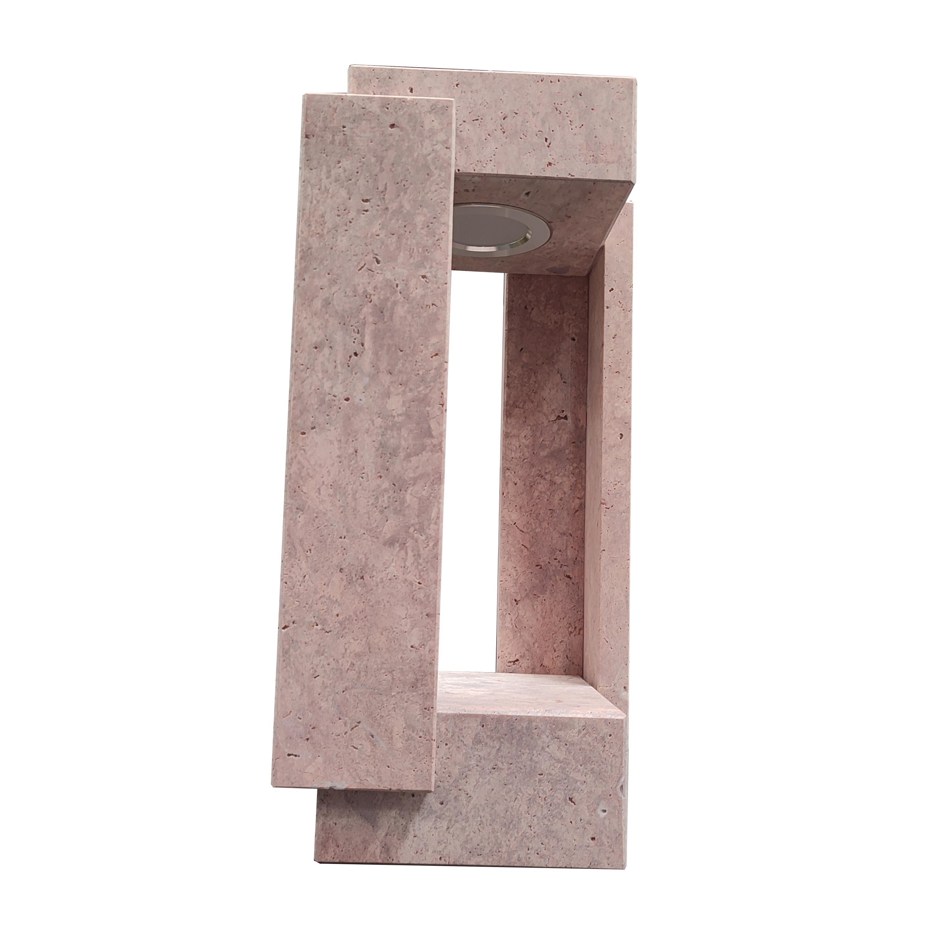 Roséfarbener Travertin Marmor Lampe Elegant Luxus von Nuria Lázaro Handwerkskunst Spanien
Die Leuchte Physical Dream von Nuria Lázaro für Meddel ist ein Meisterwerk der Handwerkskunst, das die zeitlose Schönheit des Travertinmarmors Rosé zur Geltung