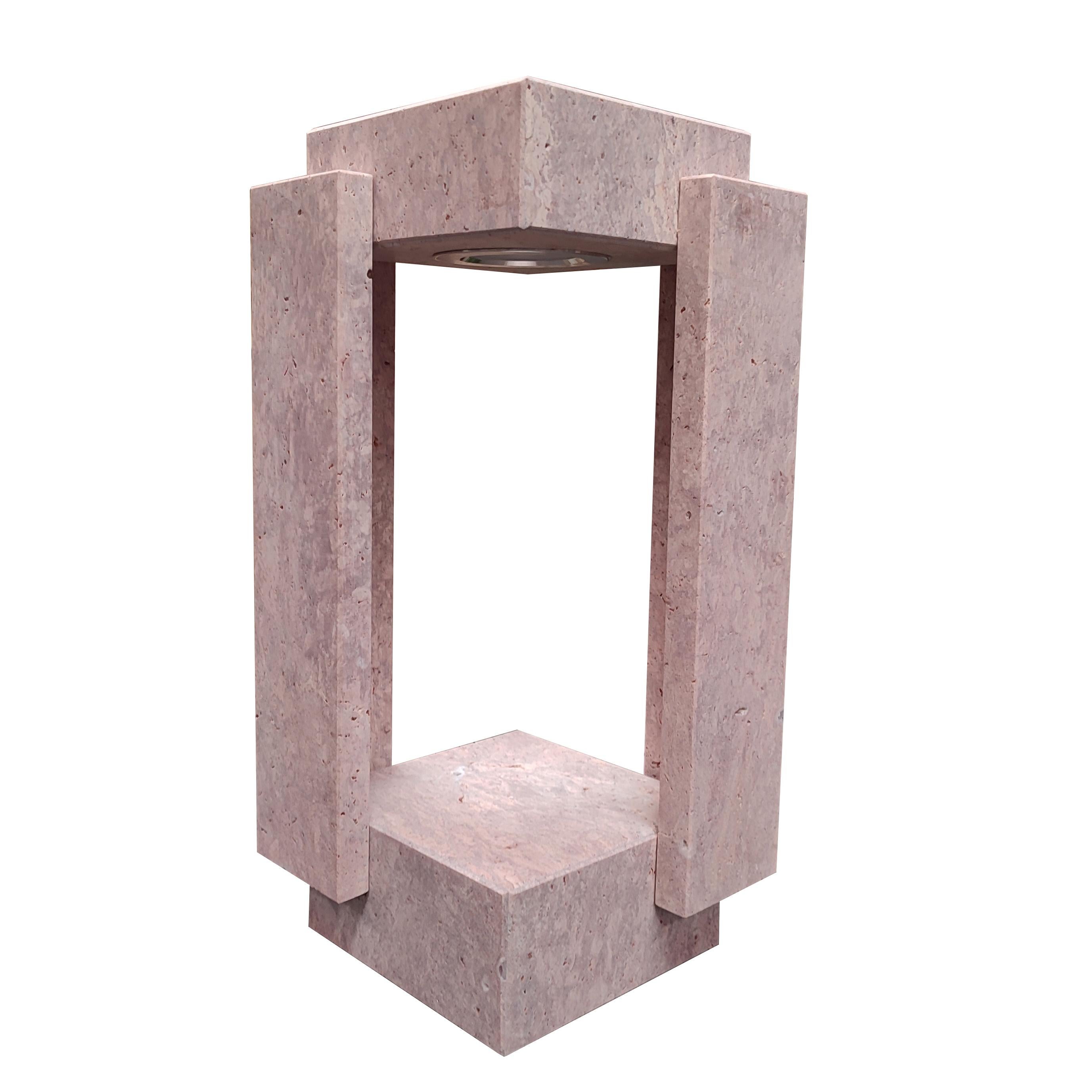 Roséfarbener Travertin Marmor Lampe Elegant Luxus von Nuria Lázaro Handwerkskunst Spanien (Handgefertigt) im Angebot