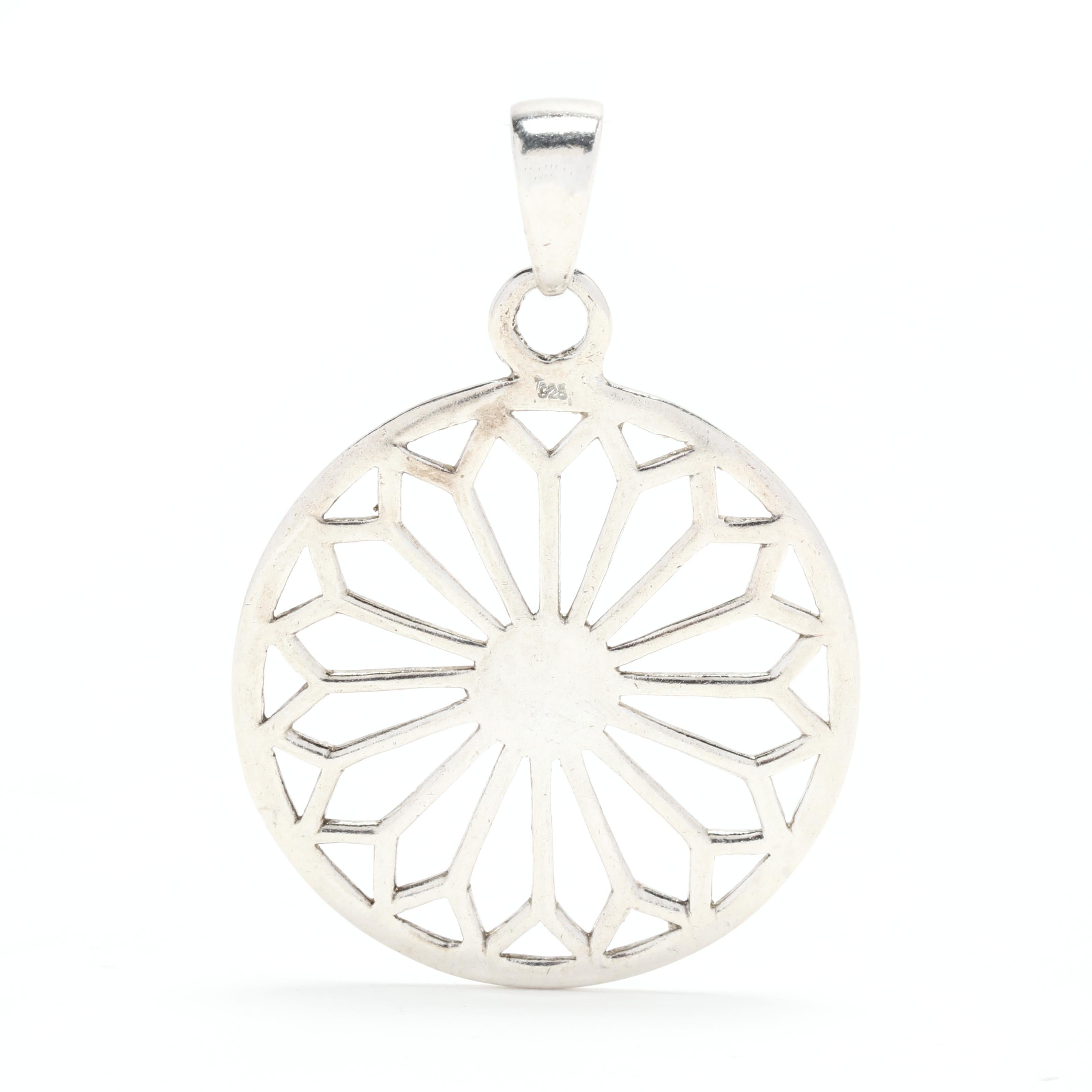 Diese atemberaubende Rose Fenster Anhänger ist sorgfältig aus Sterling Silber gefertigt und misst 1 5/8 Zoll im Durchmesser. Mit seinen filigranen Details und seinem schönen Design ist dieser Anhänger das perfekte Accessoire, um jedem Look einen