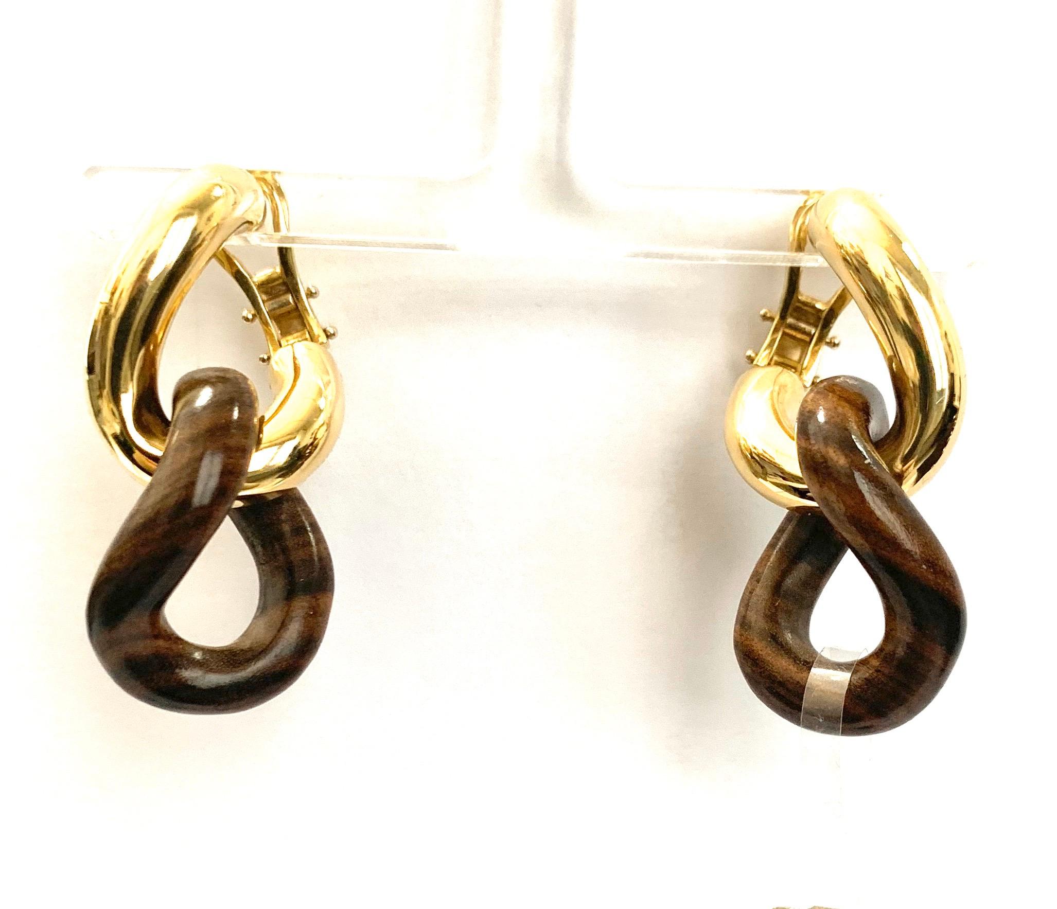 Rose wood groumette pair of earrings in 18 kt yellow gold
The rose wood is the most elegant wood and even the most precious.
This iconic collection in Micheletto tradition was originally made only in gold just more or less 10 years ago it became