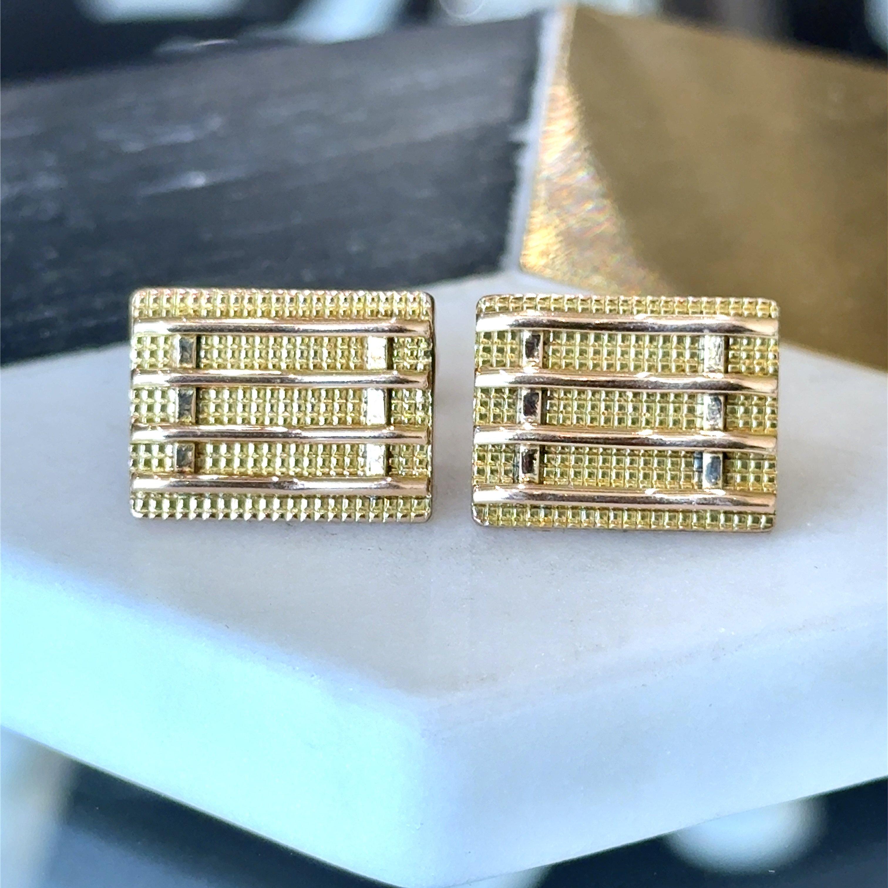 Vintage 1940's Retro Ära 14kt Gelb & Rose Gold Manschettenknöpfe
.75 Zoll x .50 Zoll
7.8 Gramm 

Warum wir es lieben: Eine wunderschöne goldene Verzierung, die eine elegante Manschette ergänzt. Es ist ein zeitloser Look aus den 1940er Jahren, der