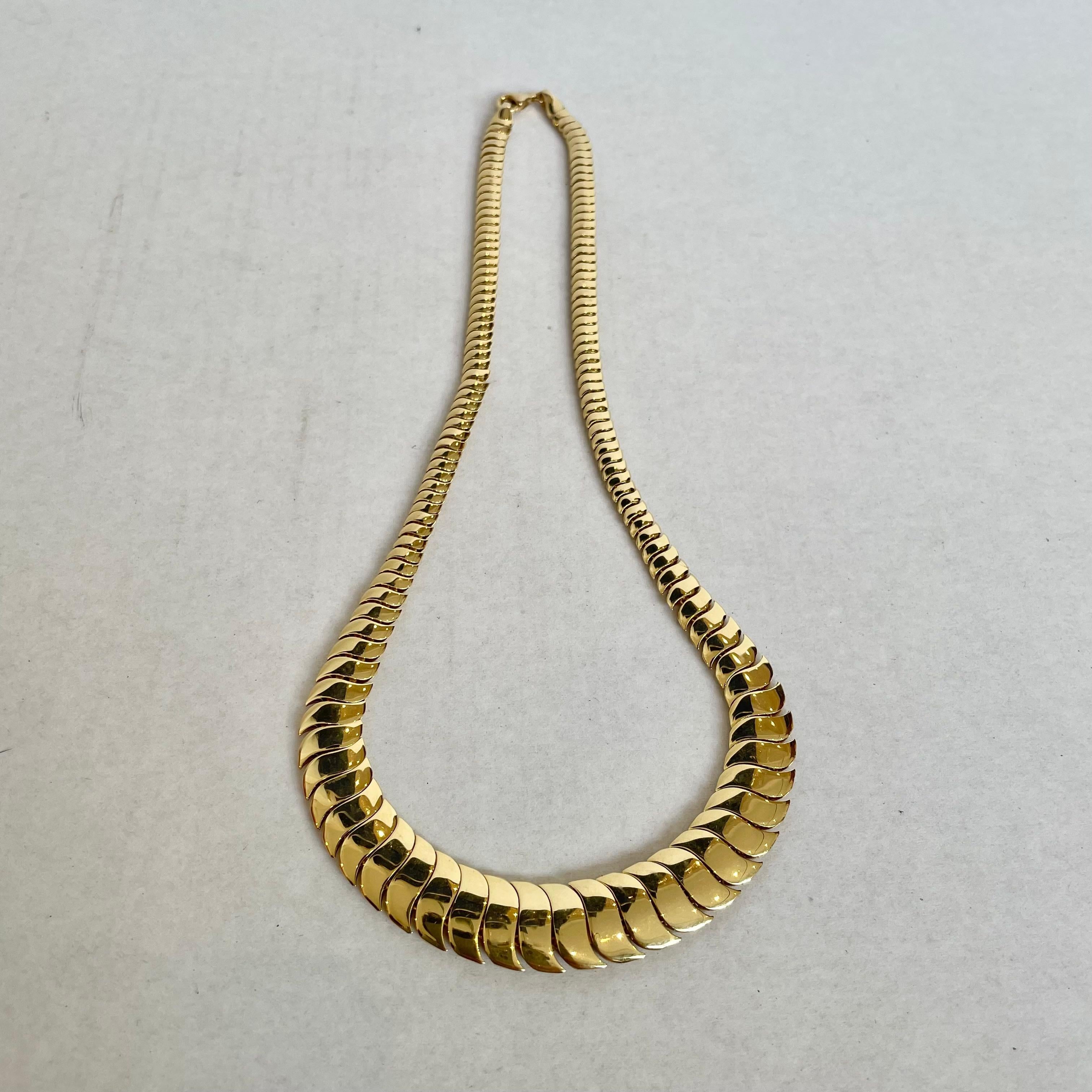Stunning Roseark necklace with a flexible S link in 18k gold. Simple and elegant design. Lays flat on chest giving it a beautiful presentation. The links start smaller towards the clasp and gradually grow larger towards the center of the chain. Good