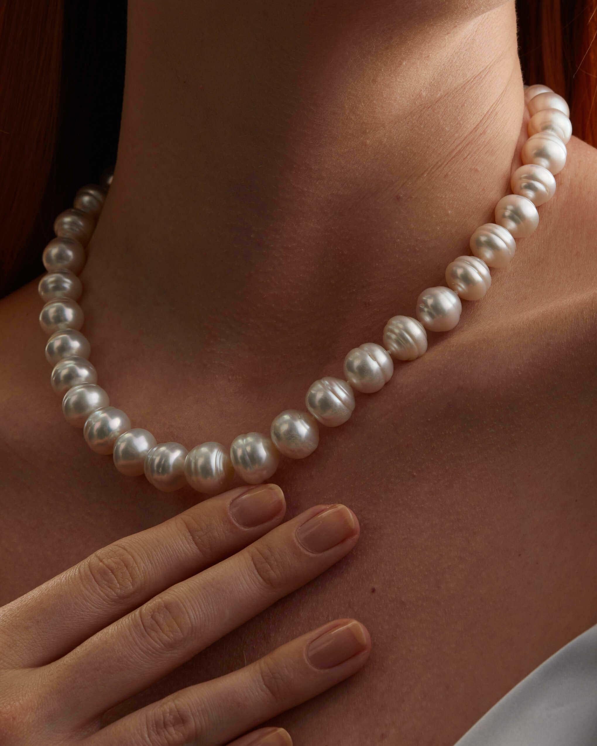 Eine wunderschöne australische Südsee Perlen Strang Halskette.

Es gibt nur eine Möglichkeit, eine so universelle und ikonische Halskette perfekt auszuführen. Luminöse Südseeperlen, die nachhaltig in den unberührten Gewässern vor der Küste