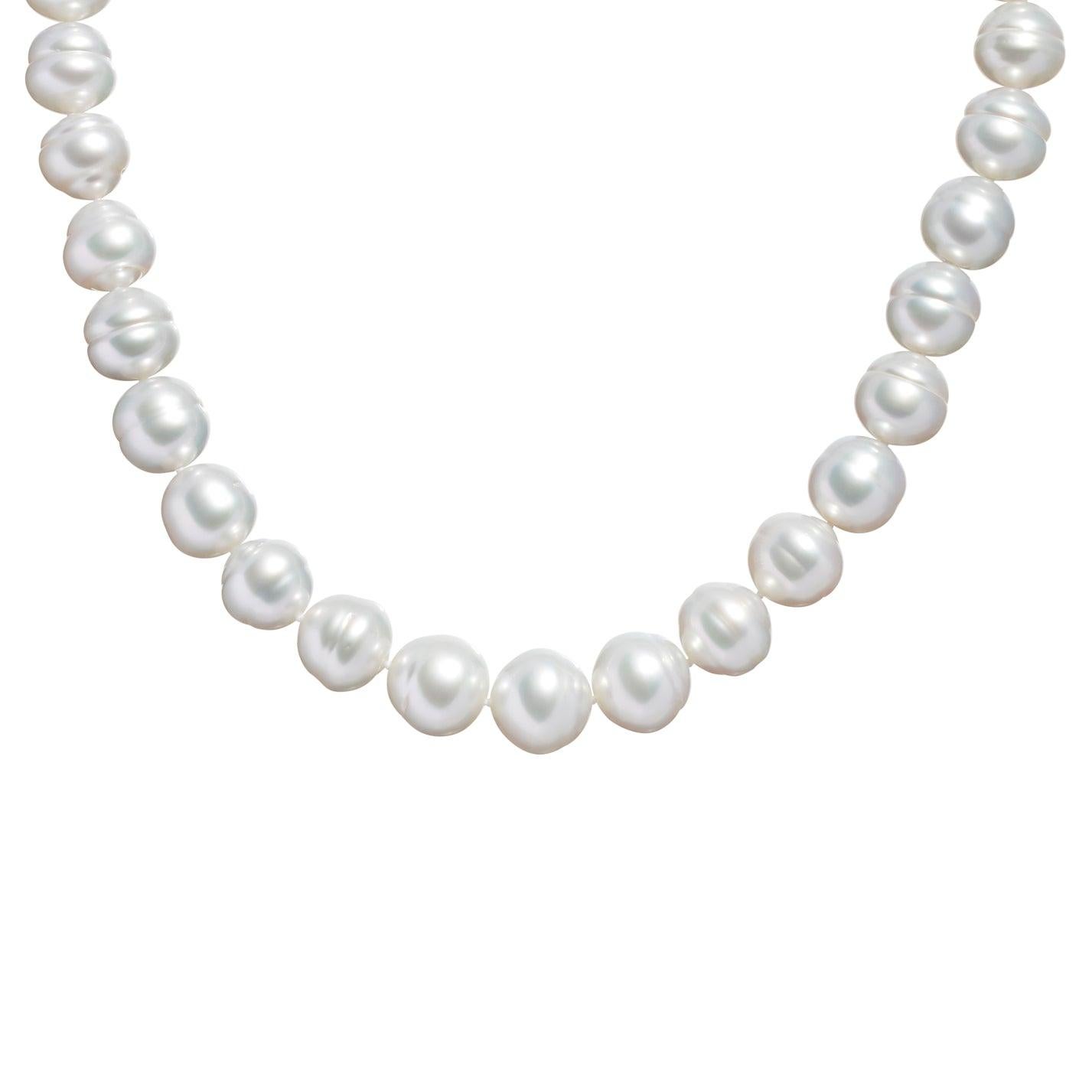 Il n'y a qu'une seule façon d'exécuter un collier de perles des mers du Sud australiennes aussi universel et emblématique - avec perfection. Les perles lumineuses des mers du Sud, récoltées de manière durable dans les eaux pures au large des côtes