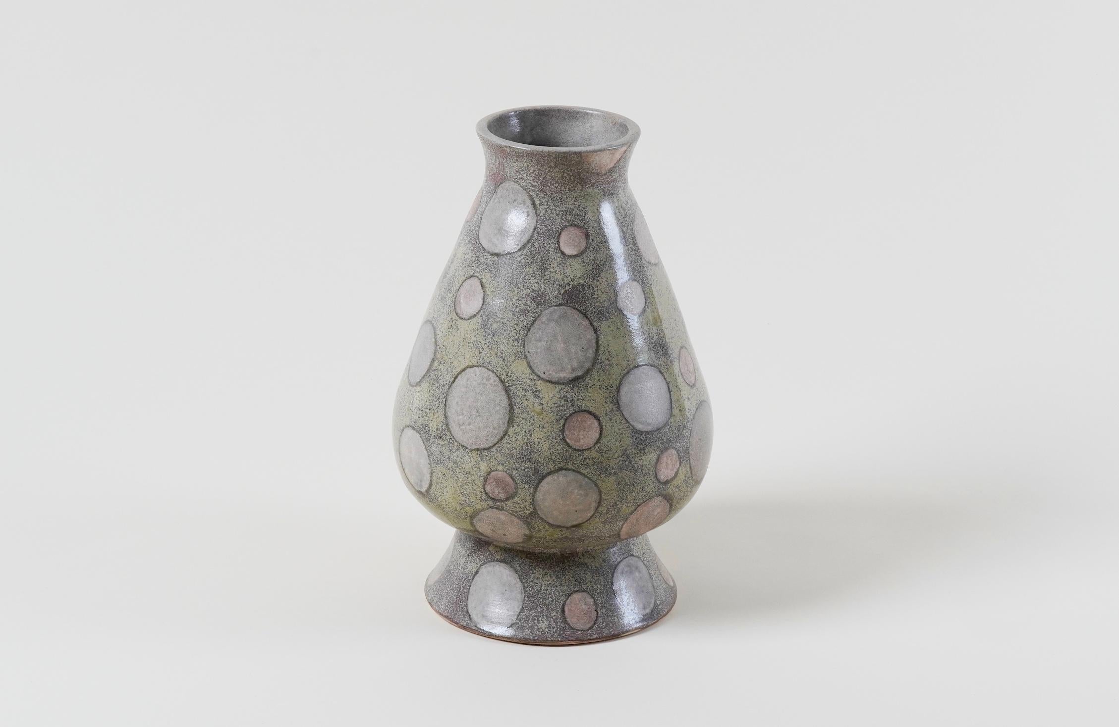 Il paesaggio carnevalesco di JESTURE rende omaggio sia all'antico che all'estraneo.

Il fotografo Martyn Thompson ha iniziato la sua carriera producendo abiti prima di decidere di documentarli. Ha lavorato come fotografo di moda a Parigi prima di