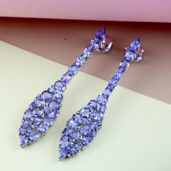 Orecchini di tanzanite a forma di bocciolo di rosa con diamanti in oro bianco 18 carati