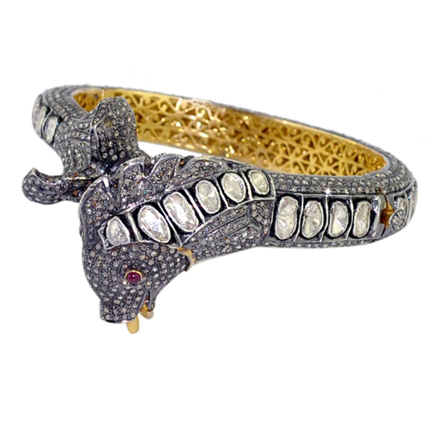 Taglio misto Rosecut Diamonds & Pave Diamonds Bangle a forma di serpente con occhi di rubino in oro 14k in vendita