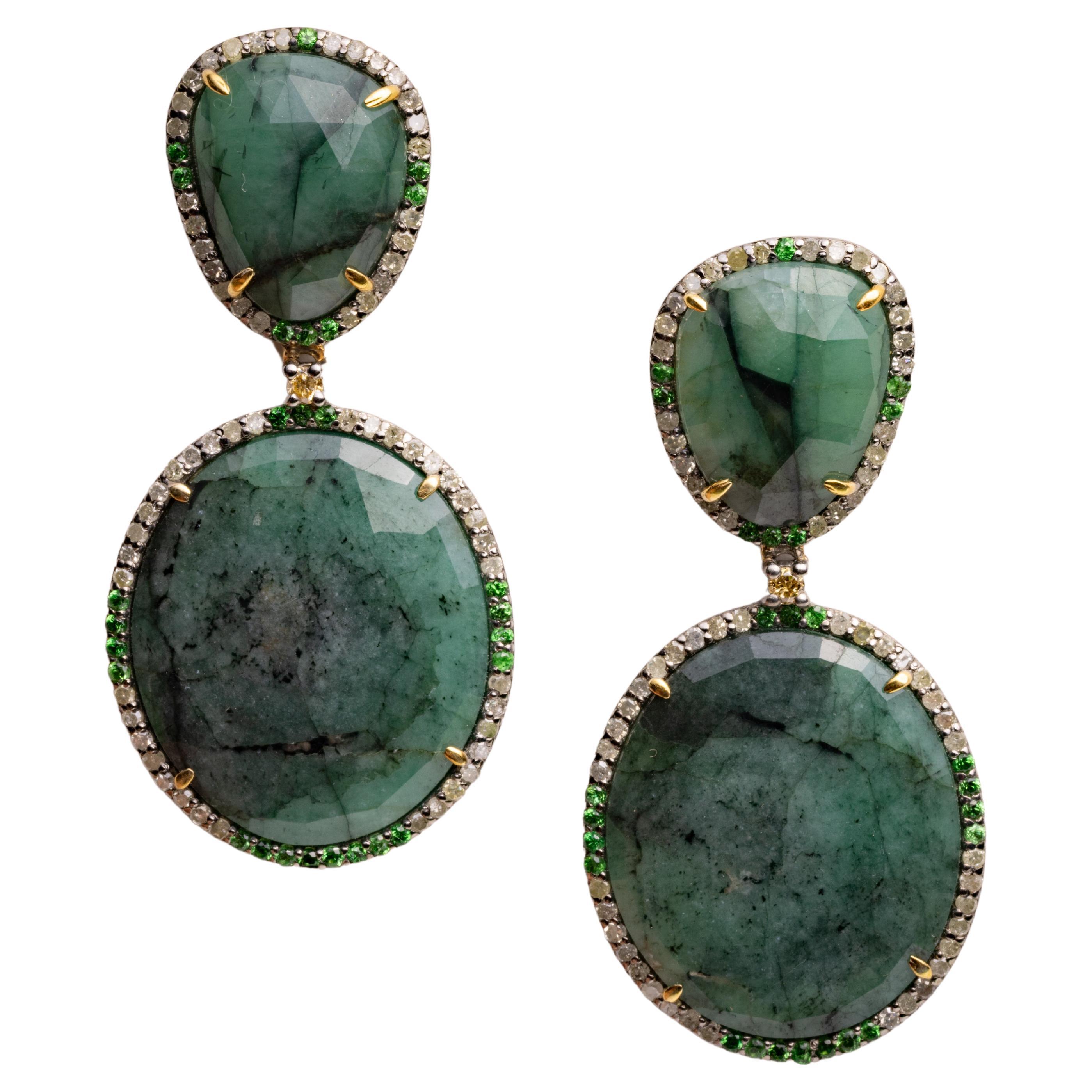 Chandelier-Ohrringe mit Smaragd im Rosenschliff und Pavé-Diamanten und Tsavorit-Edelsteinen