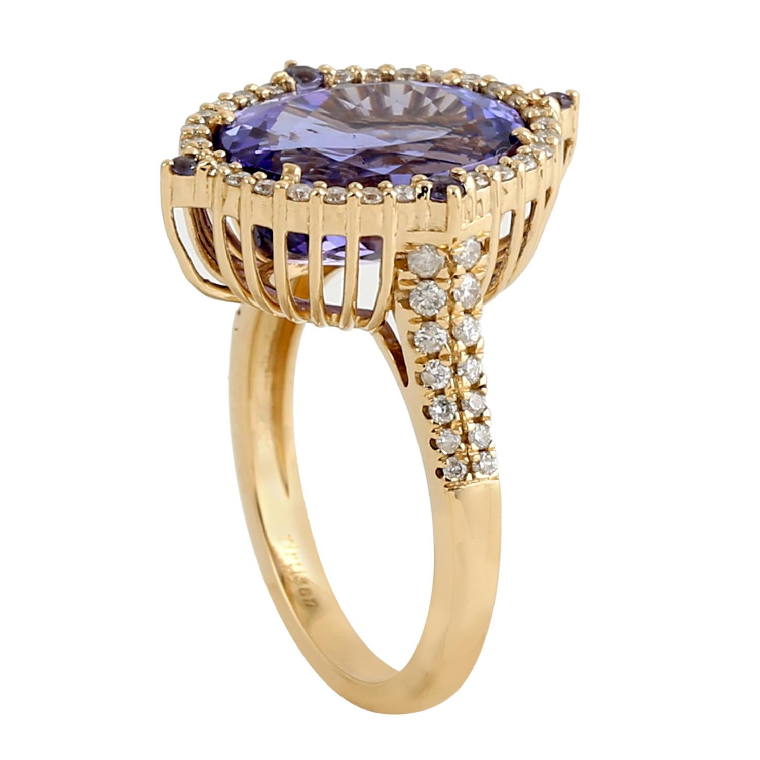Rosecut Oval Shaped Tanzanite Ring With Diamonds Made In 18k Yellow Gold In New Condition For Sale In New York, NY
