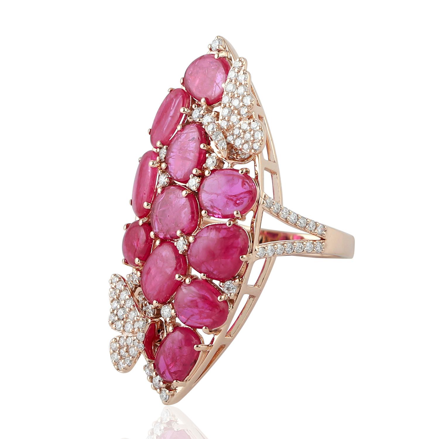 Art déco Bague Rosecut en or jaune 18k avec rubis et papillon en diamant en vente