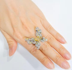 Anello con diamante giallo e diamanti colorati e diamanti bianchi rosecut