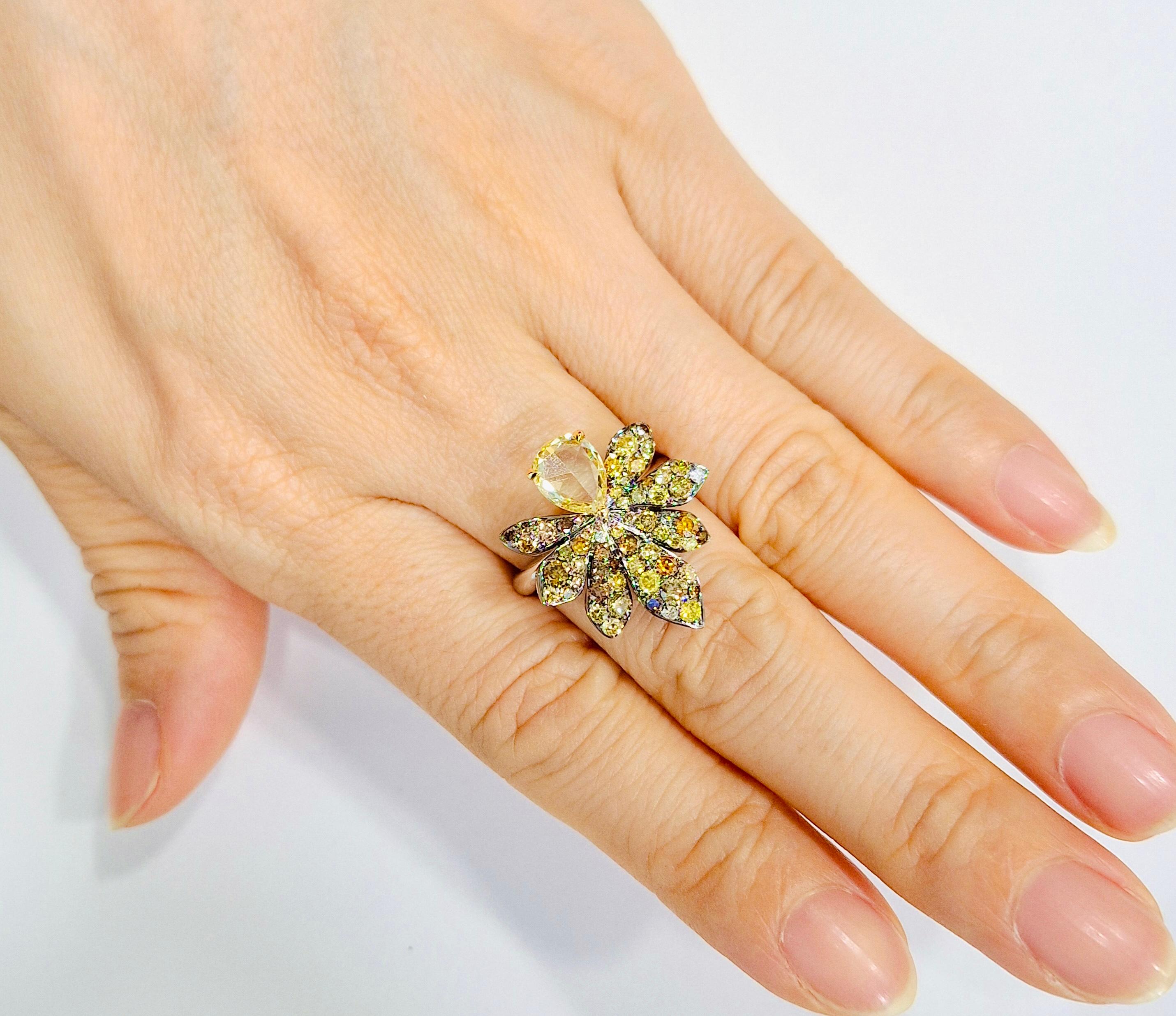 Capolavoro della gioielleria Couture e parte di un'esclusiva collezione di raffinati gioielli da cocktail, questo straordinario anello presenta uno splendido diamante giallo a forma di pera come fulcro, che emana raffinatezza e fascino senza tempo.