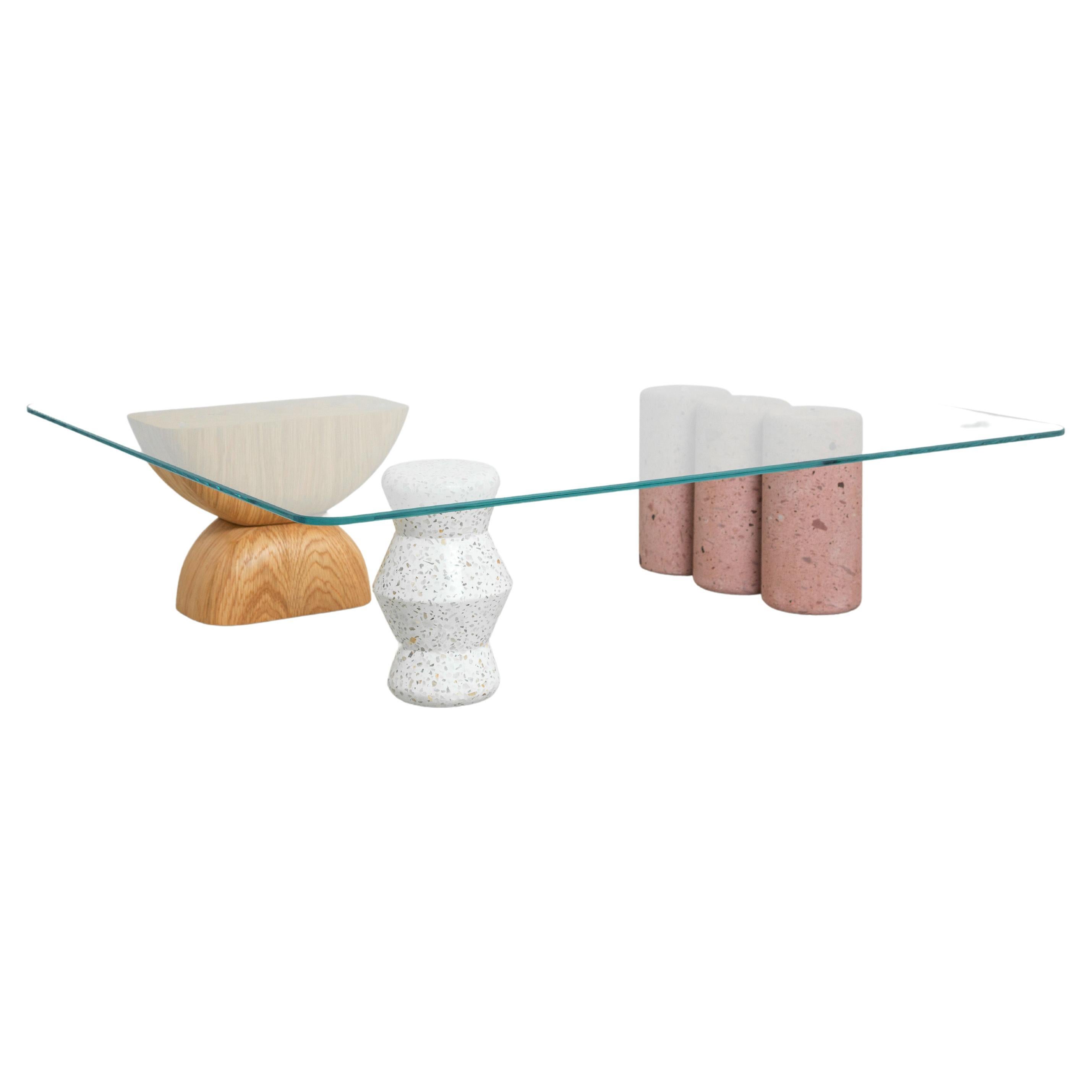Der Tisch Rosedal ist ein skulpturaler Couchtisch, der aus drei Teilen besteht. Eine handgeformte in massiven Eichen Finish Rubio Monocoat Holz, das andere ist weiß poliert Terrazzo mit grauen Funken und die letzten drei Stücke seled rosa cantera
