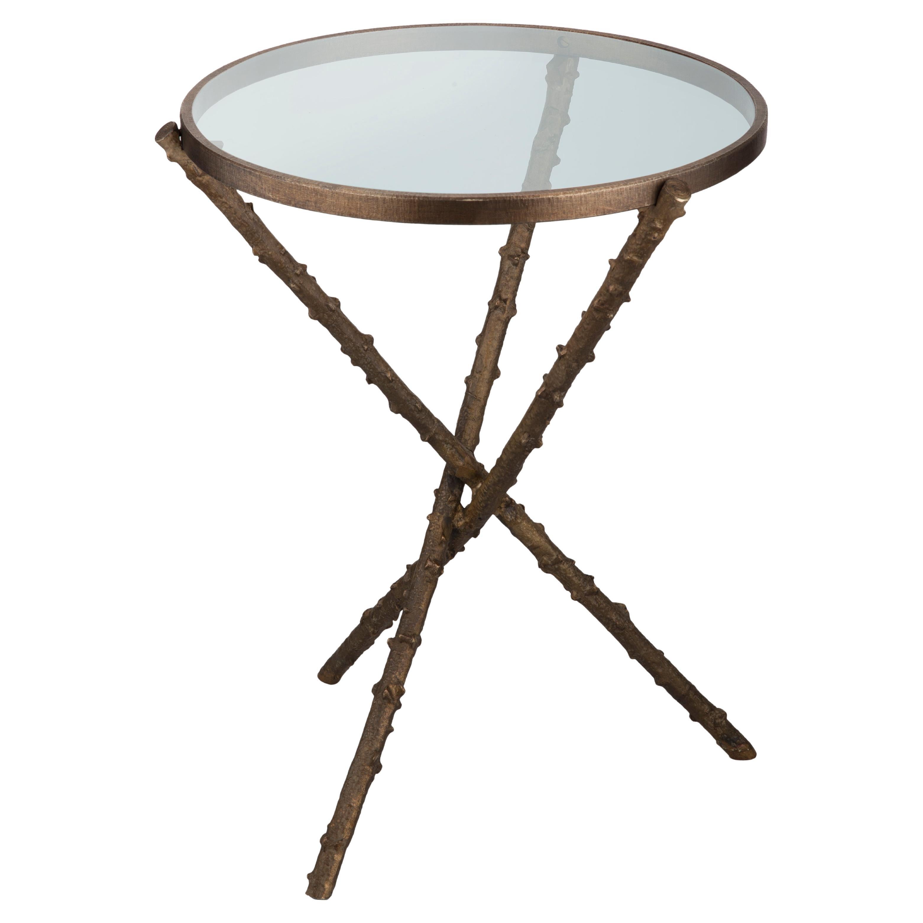 Table d'appoint en forme de fouet avec structure en laiton bruni moulé et plateau en verre