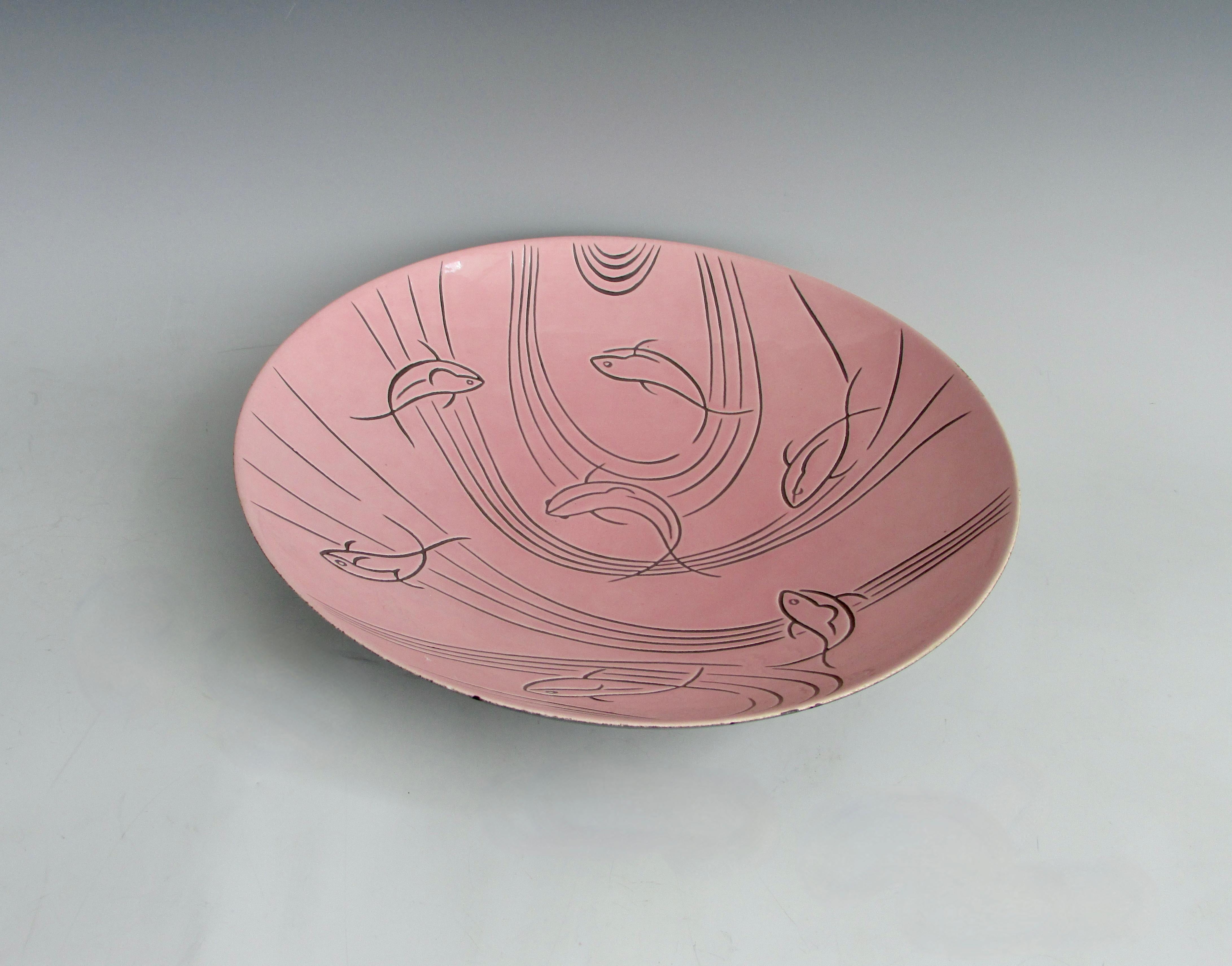 Roselane Pottery of Pasadena Insalatiera rosa con disegno di pesce modernista inciso In condizioni buone in vendita a Ferndale, MI