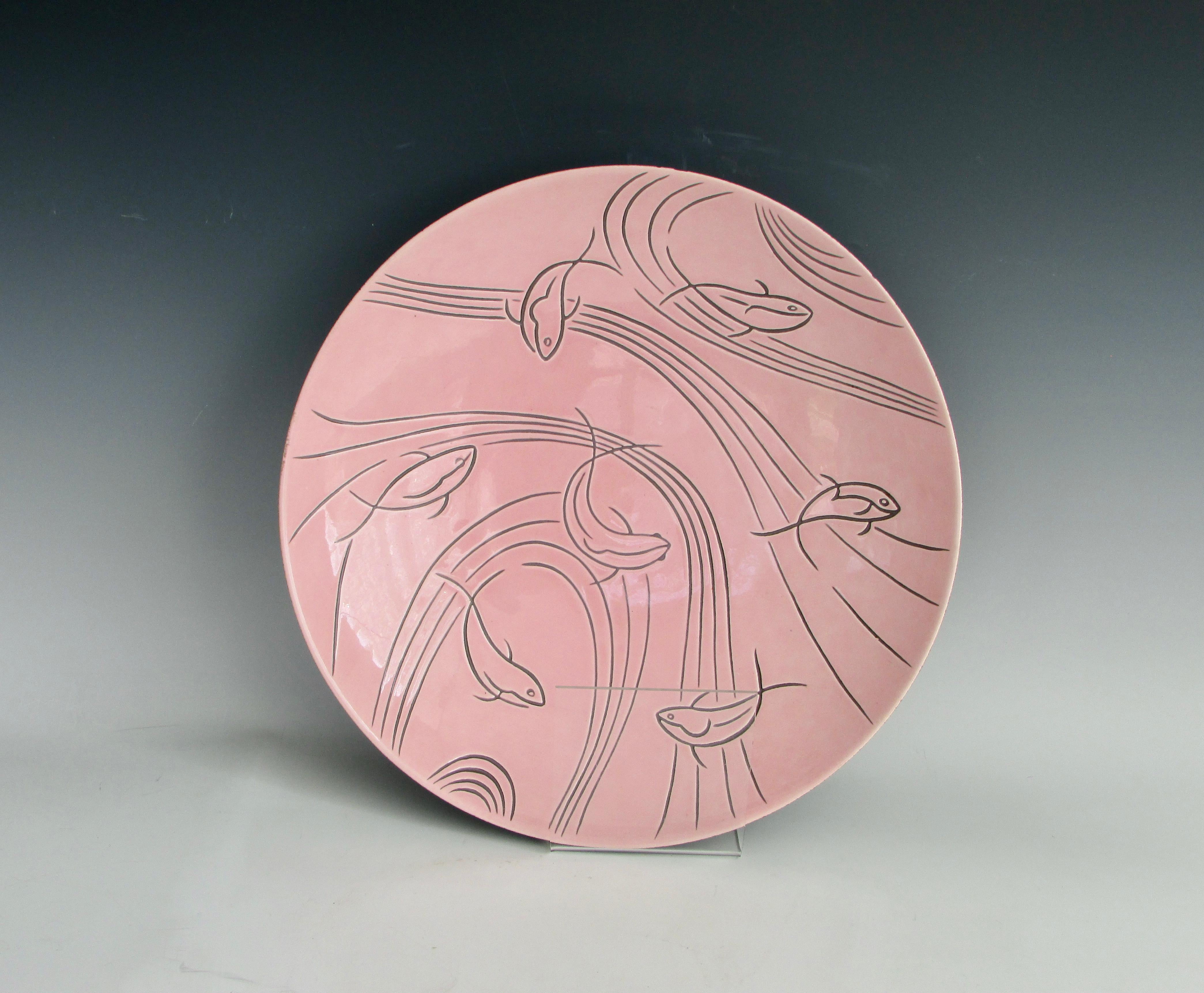 Roselane Pottery of Pasadena Pink Salad Bowl with Incised Modernist Fish Design In Good Condition For Sale In Ferndale, MI