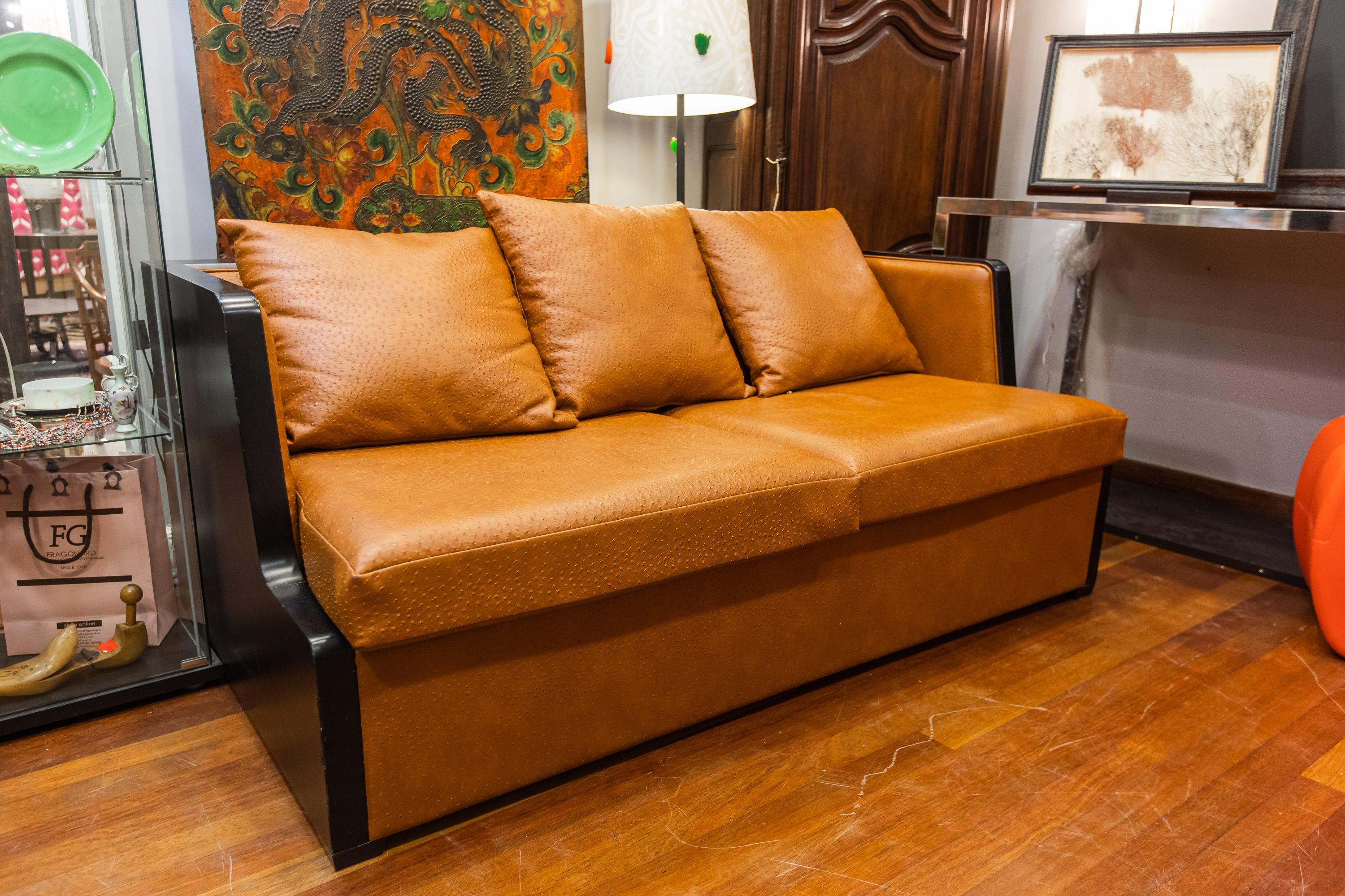 Stunning Art Deco sofa-bed by Rosello Paris, 50s.
From the Italian firm Rosello of Paris, original of the Art Deco era of the 50s of the twentieth century. Upholstered in cognac color ostrich leather preserved splendidly and with a resounding
