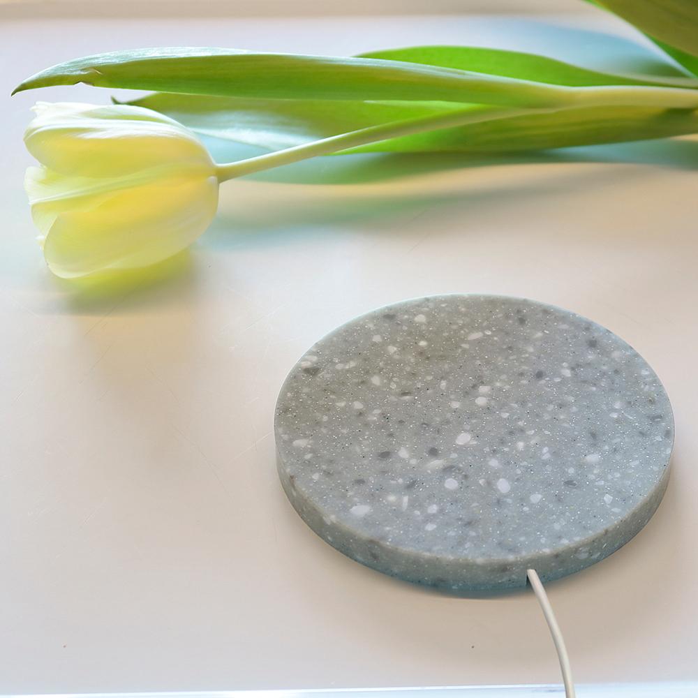 Une base en corian,
qui recharge rapidement votre téléphone, d'un coup de baguette magique.
 
Un cercle, 
un corian, 
réalisé avec le soin que requiert le marbre.

Une puissante technologie de charge sans fil garantit une alimentation électrique