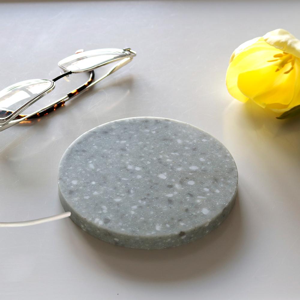 Minimaliste Base en corian Rosemary, petite, chargeur sans fil 15W en vente