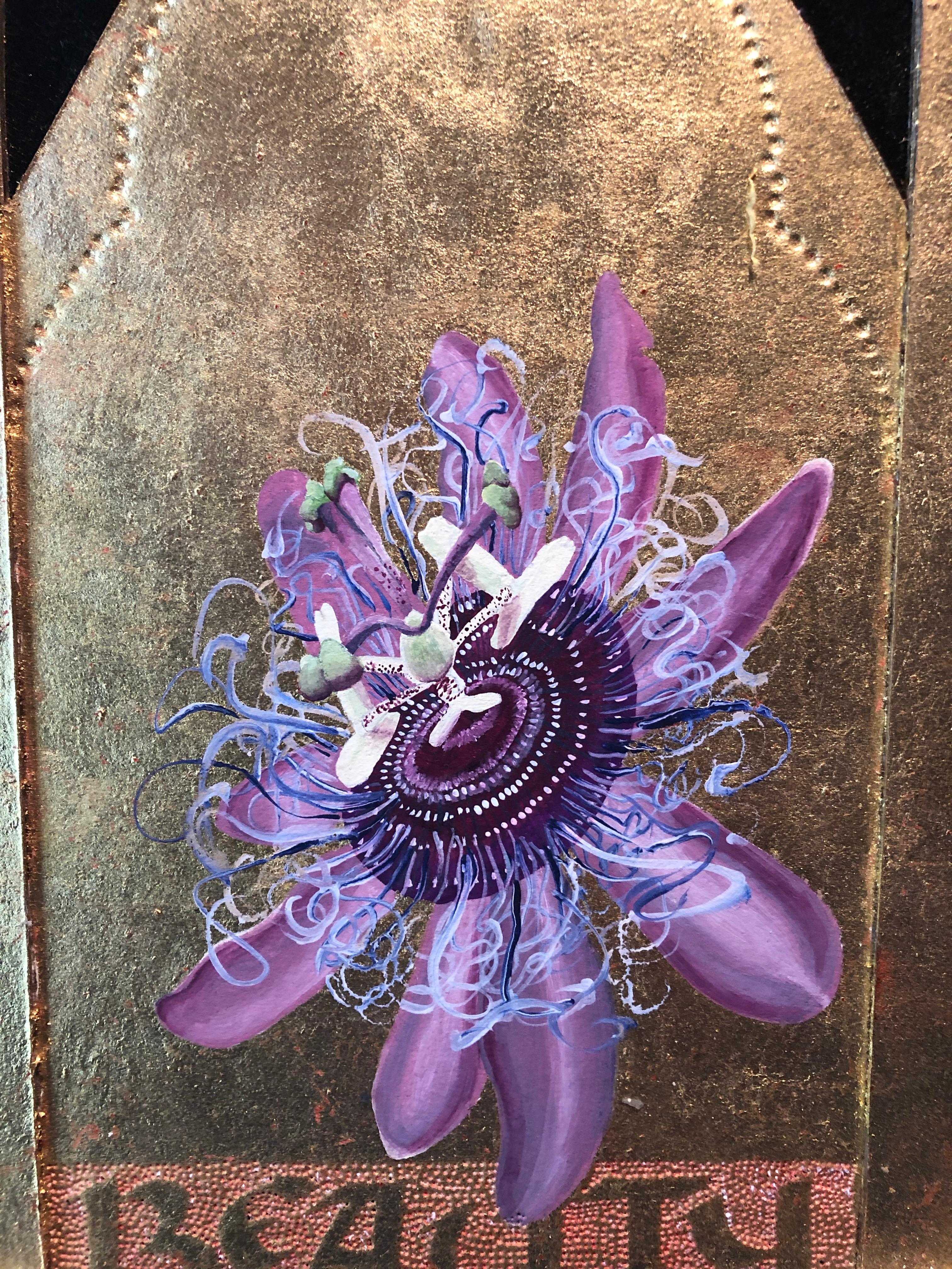 Zeitgenössische Blumen-Wandskulptur in Mischtechnik aus Blattgold und lila Pop-Art-Text 1