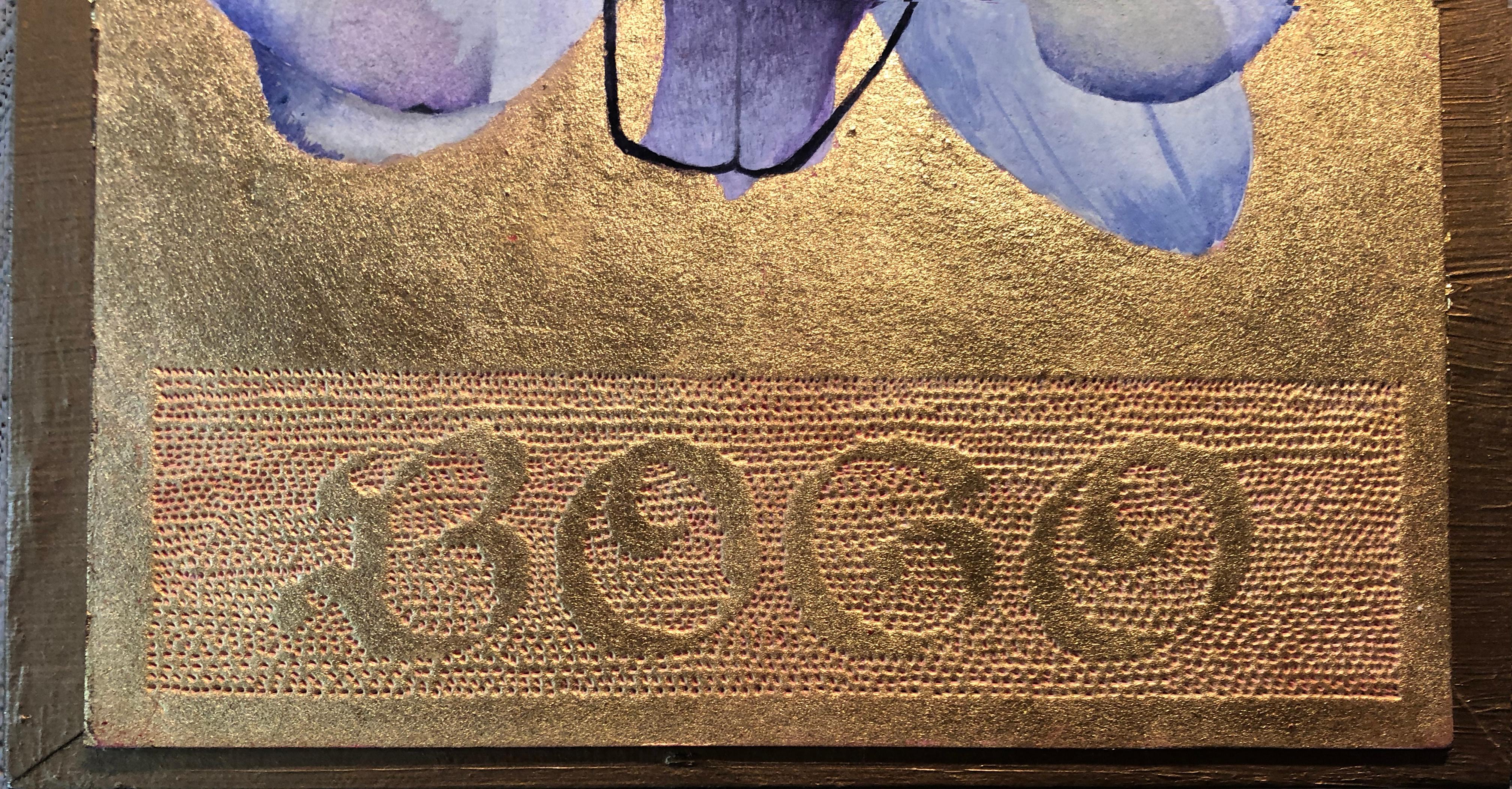 Zeitgenössische Blumen-Wandskulptur in Mischtechnik aus Blattgold und lila Pop-Art-Text (Gold), Figurative Painting, von Rosemary Lyons