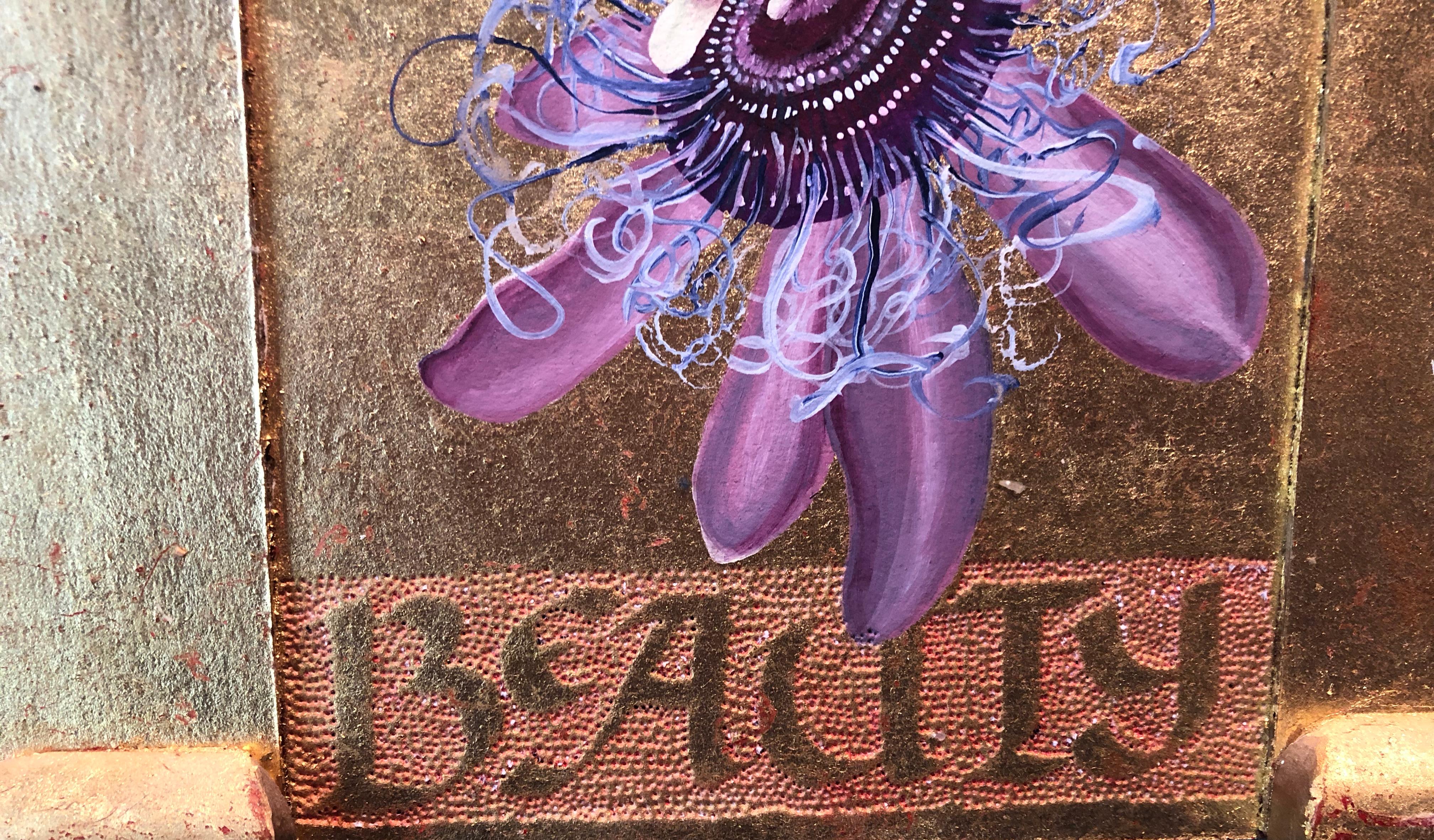 Zeitgenössische Blumen-Wandskulptur in Mischtechnik aus Blattgold und lila Pop-Art-Text 2