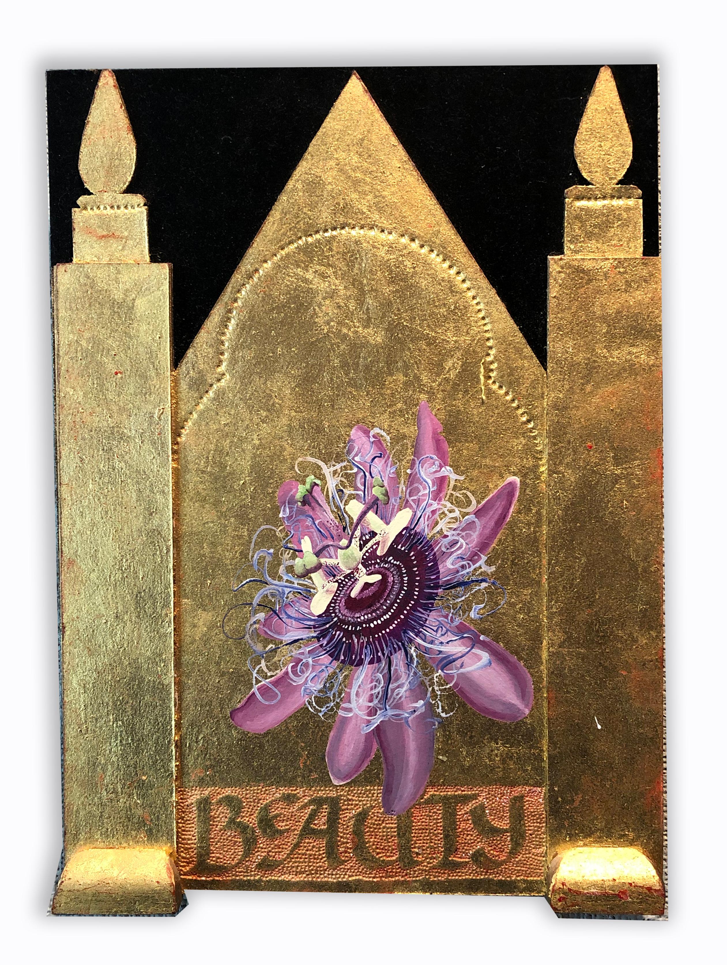 Zeitgenössische Blumen-Wandskulptur in Mischtechnik aus Blattgold und lila Pop-Art-Text – Mixed Media Art von Rosemary Lyons