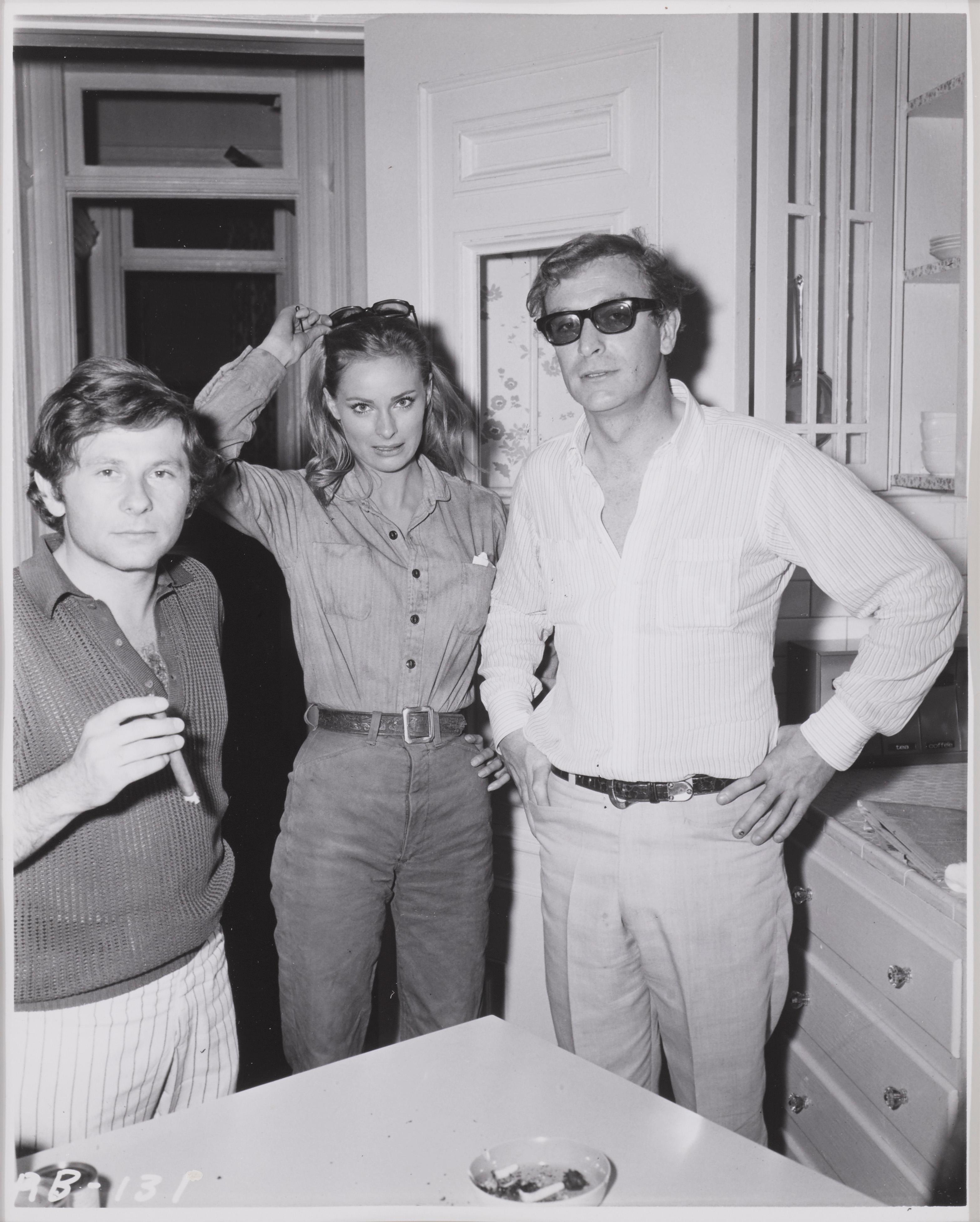 Fotogramma originale della produzione americana di Rosemary's Baby del 1968.
Questo film è stato diretto da Roman Polanski. Questa foto mostra Michael Caines in visita al set con Roman Polanski e Luciana Paluzzi, che aveva recitato con Sean Connery