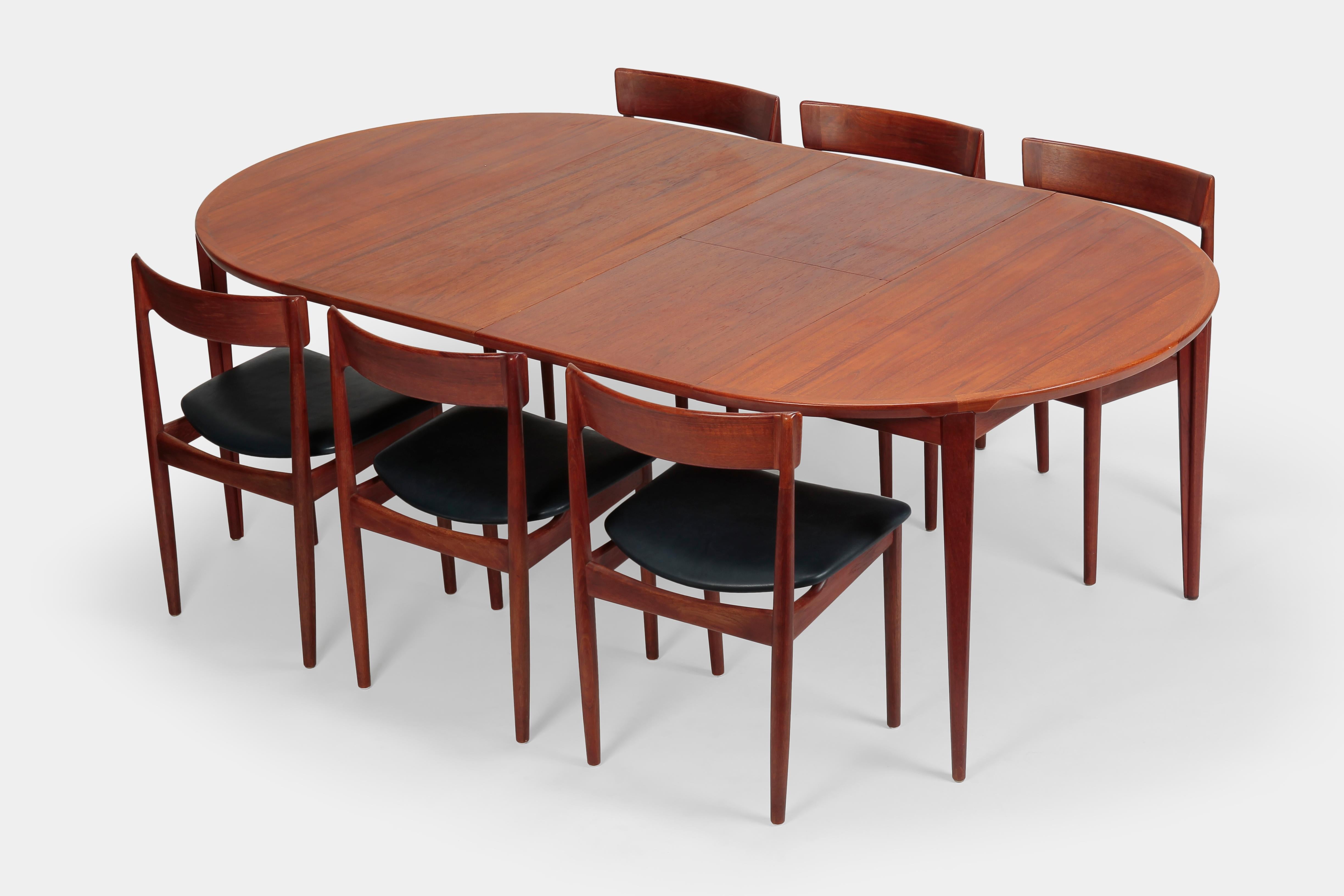 Rosengren Hansen dining table and 6 chairs manufactured by Brande Møbelindustri in Denmark in the 1960s. Beautiful round dining table in solid teak, twice extendable with 6 elegant chairs. The chairs are newly upholstered and freshly covered with