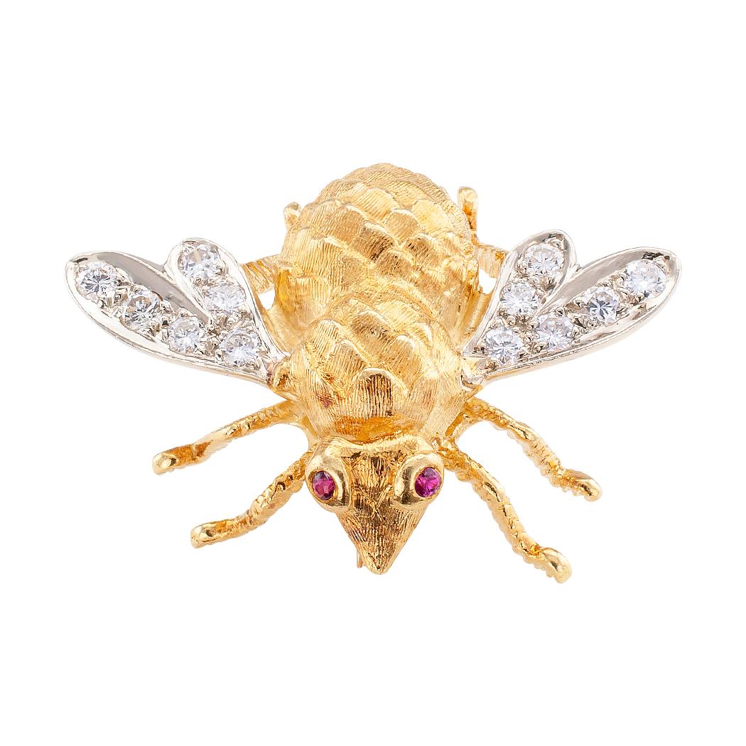 Rosenthal 1970s diamond ruby and gold honey bee brooch. Mounted in 18-karat gold, the wings set with round brilliant-cut diamonds totaling approximately 0.70 carat, approximately G color and VS clarity, ruby-set eyes to the body accentuated by a