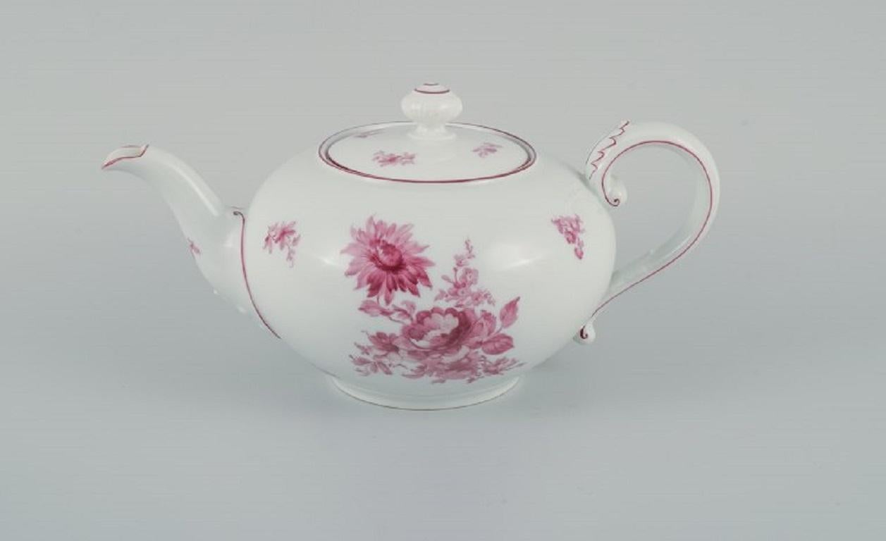 Rosenthal, a porcelain tea set consisting of teapot, creamer and sugar bowl.
Hand-painted with purple flowers.
1920/30s.
In perfect condition.
Teapot measuring: L 27.5 (incl. spout and handle) H 13 cm.
