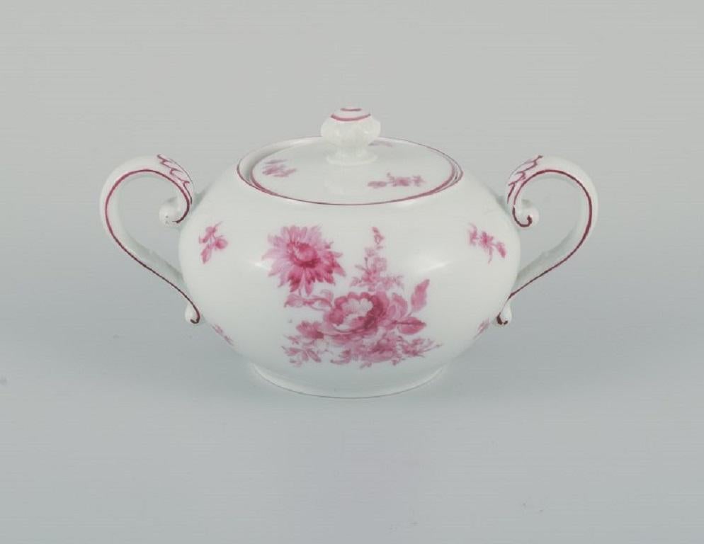 Peint à la main Rosenthal, un service à thé en porcelaine composé d'une théière, d'un crémier et d'un sucrier. en vente